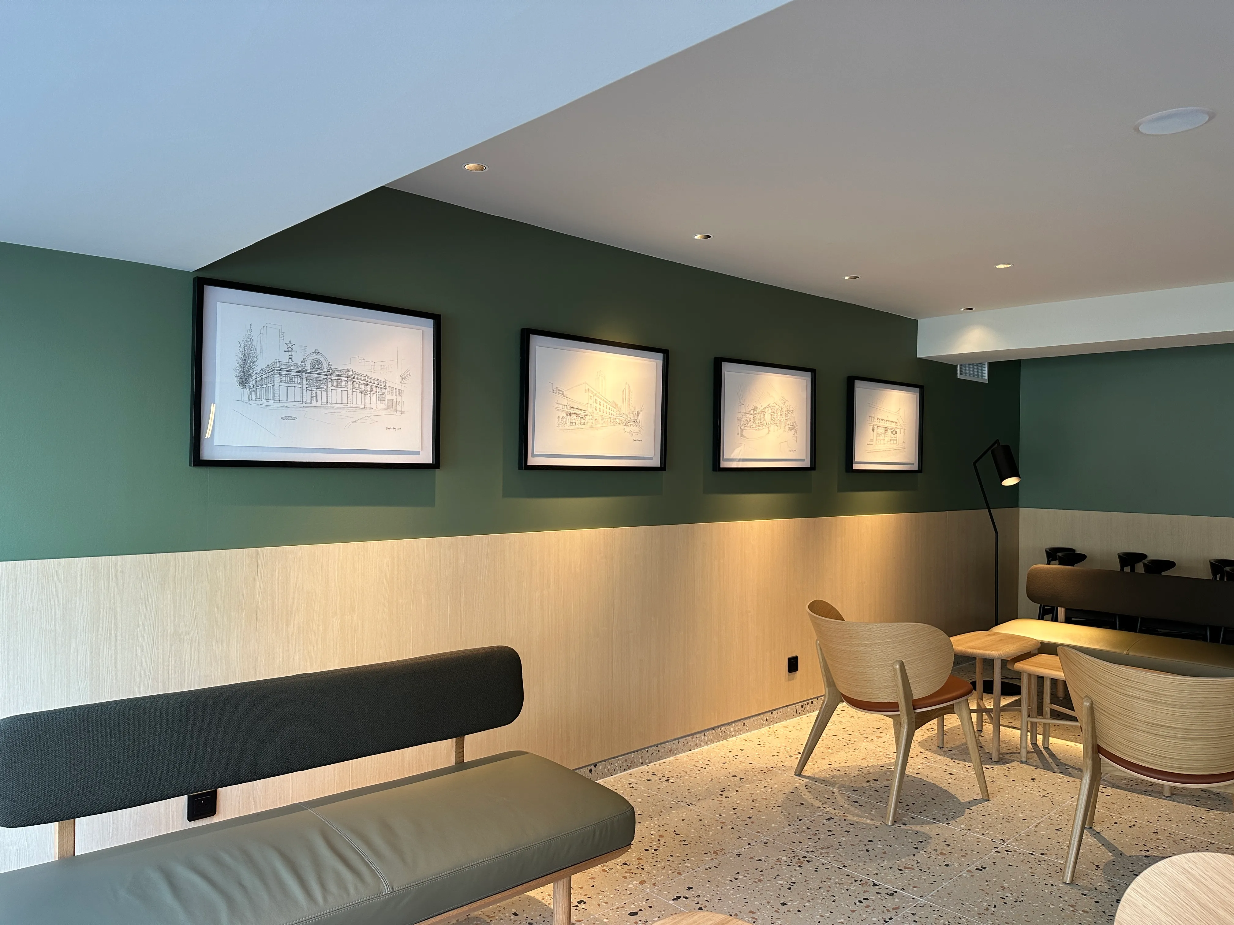Revêtement mural et covering soubassement Dinoc effet chêne, Starbucks — Limoges (87) — réalisation PUBLI MENI
