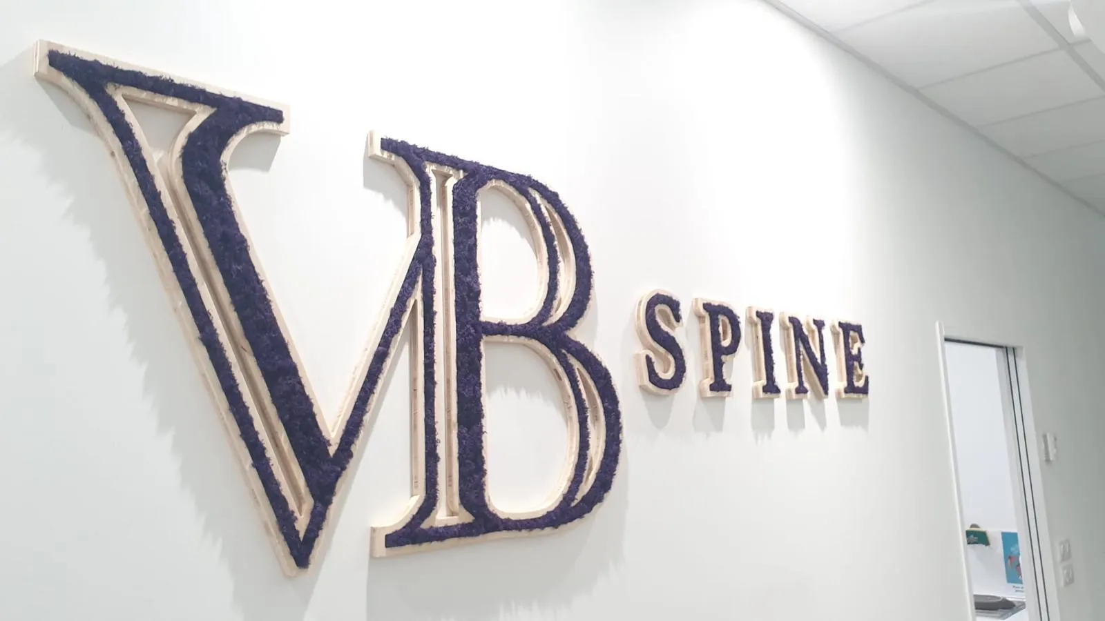 Logo et lettres bois découpées avec habillage mousse, VB Spine — Cestas (33) — réalisation PUBLI MENI