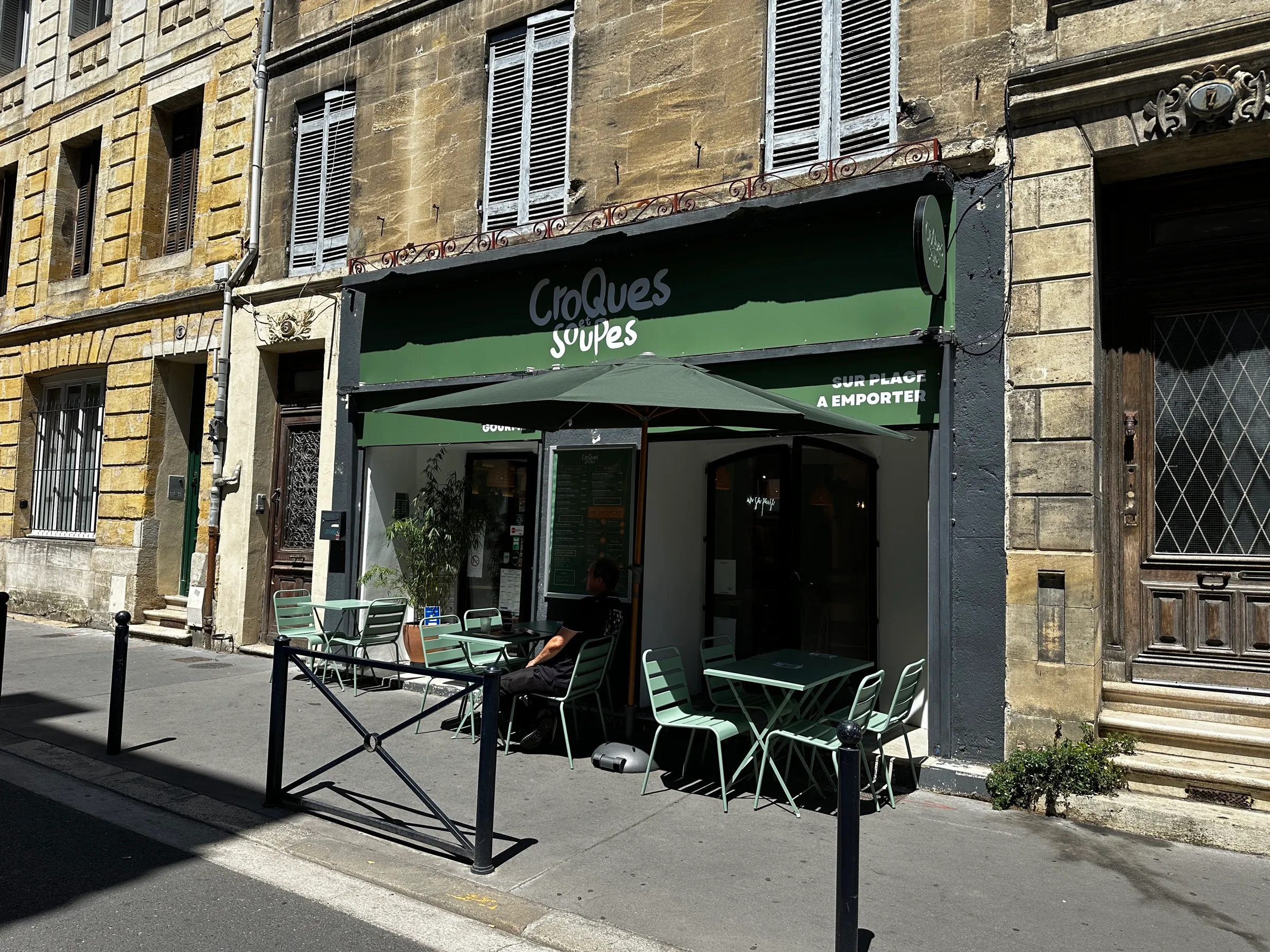 Enseigne de façade du restaurant Croques & Soupes, Bordeaux — réalisation PUBLI MENI