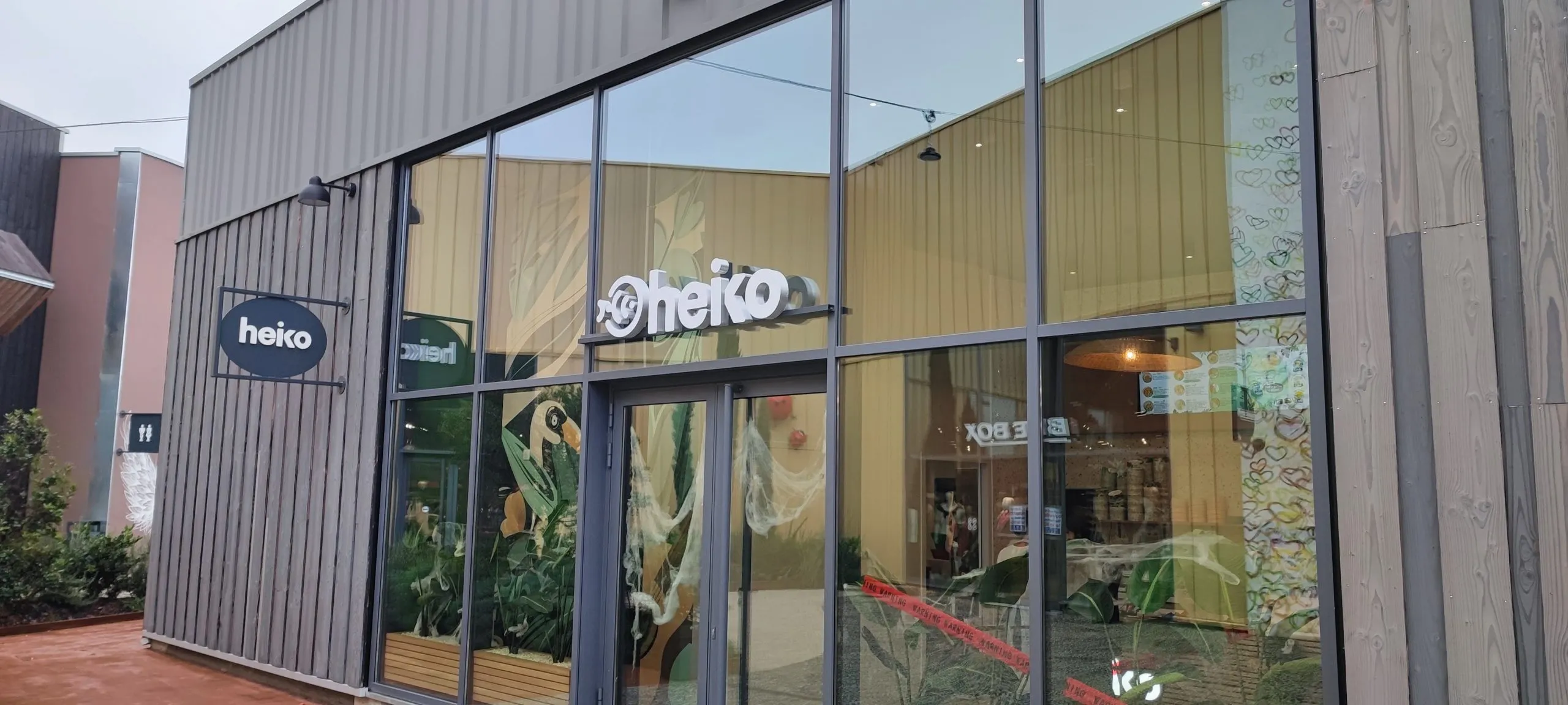 Logo drapeau et lettres découpées, Heïko — Langon (33) — réalisation PUBLI MENI