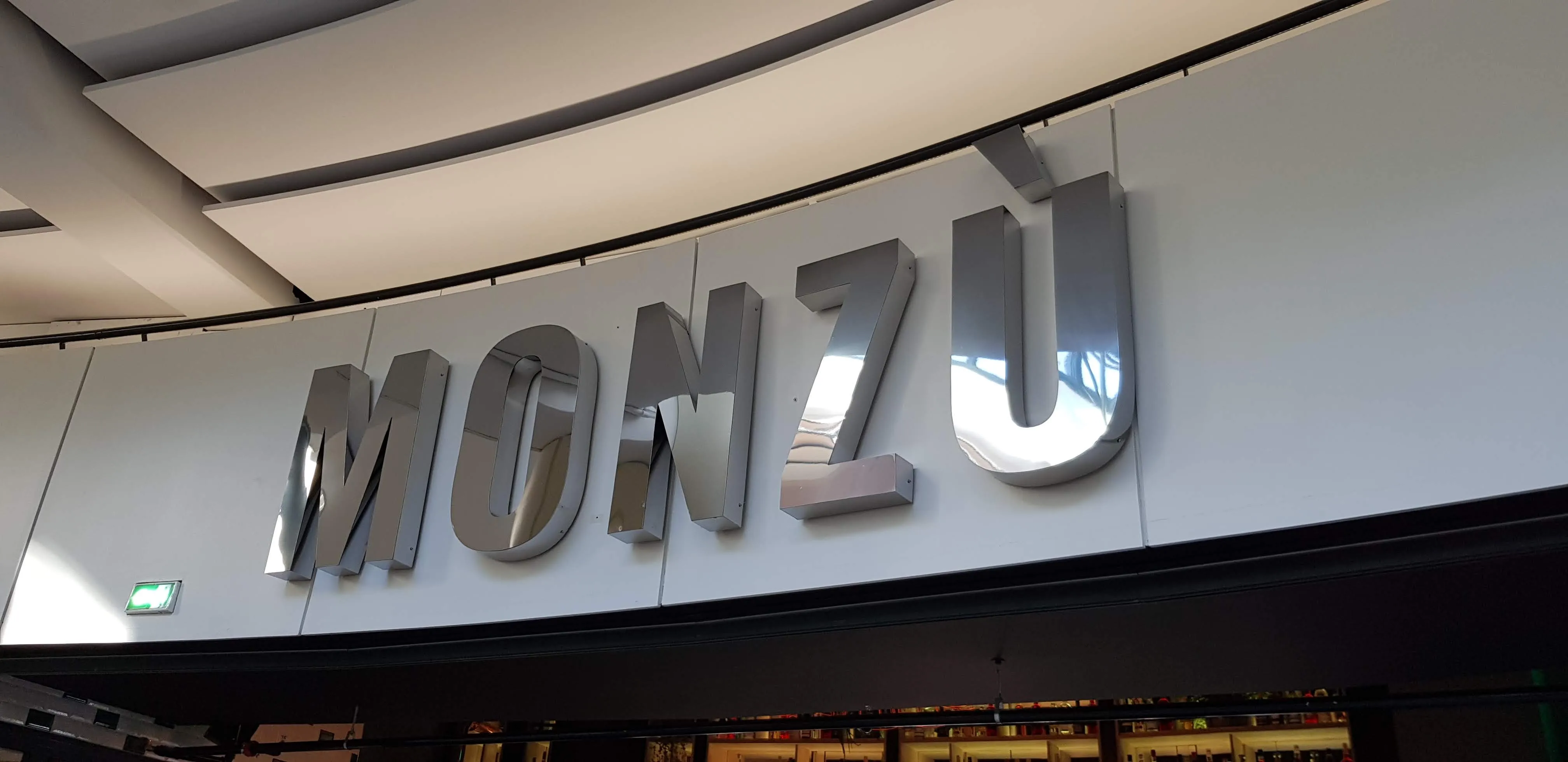 Lettres boîtiers chromées, centre commercial, Monzu — Gironde — réalisation PUBLI MENI