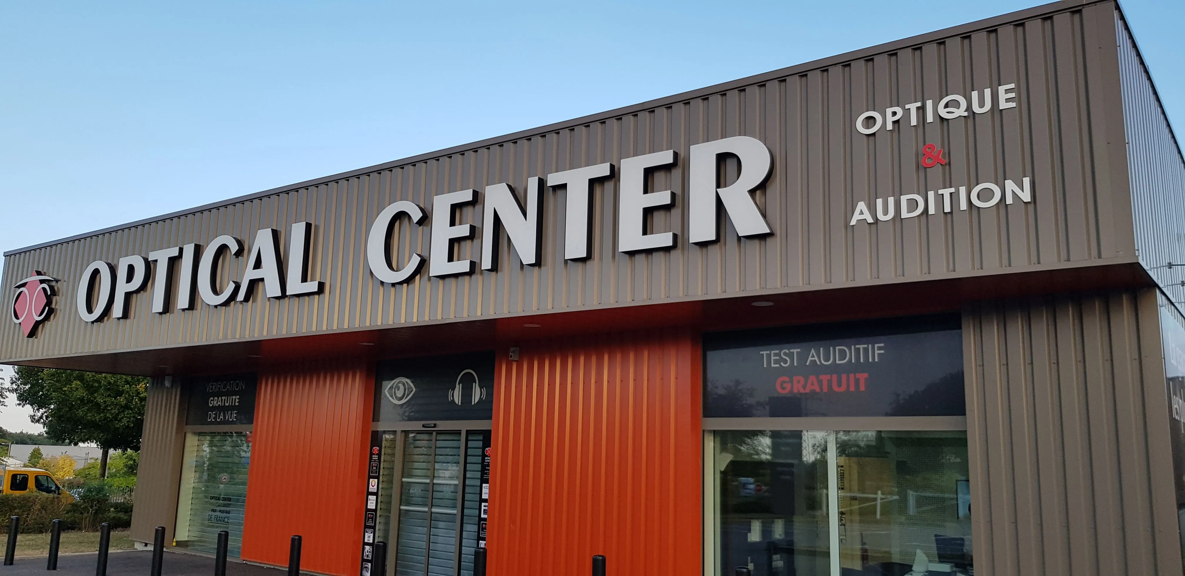Lettres relief rétroéclairées en façade, Optical Center — Langon (33) — réalisation PUBLI MENI