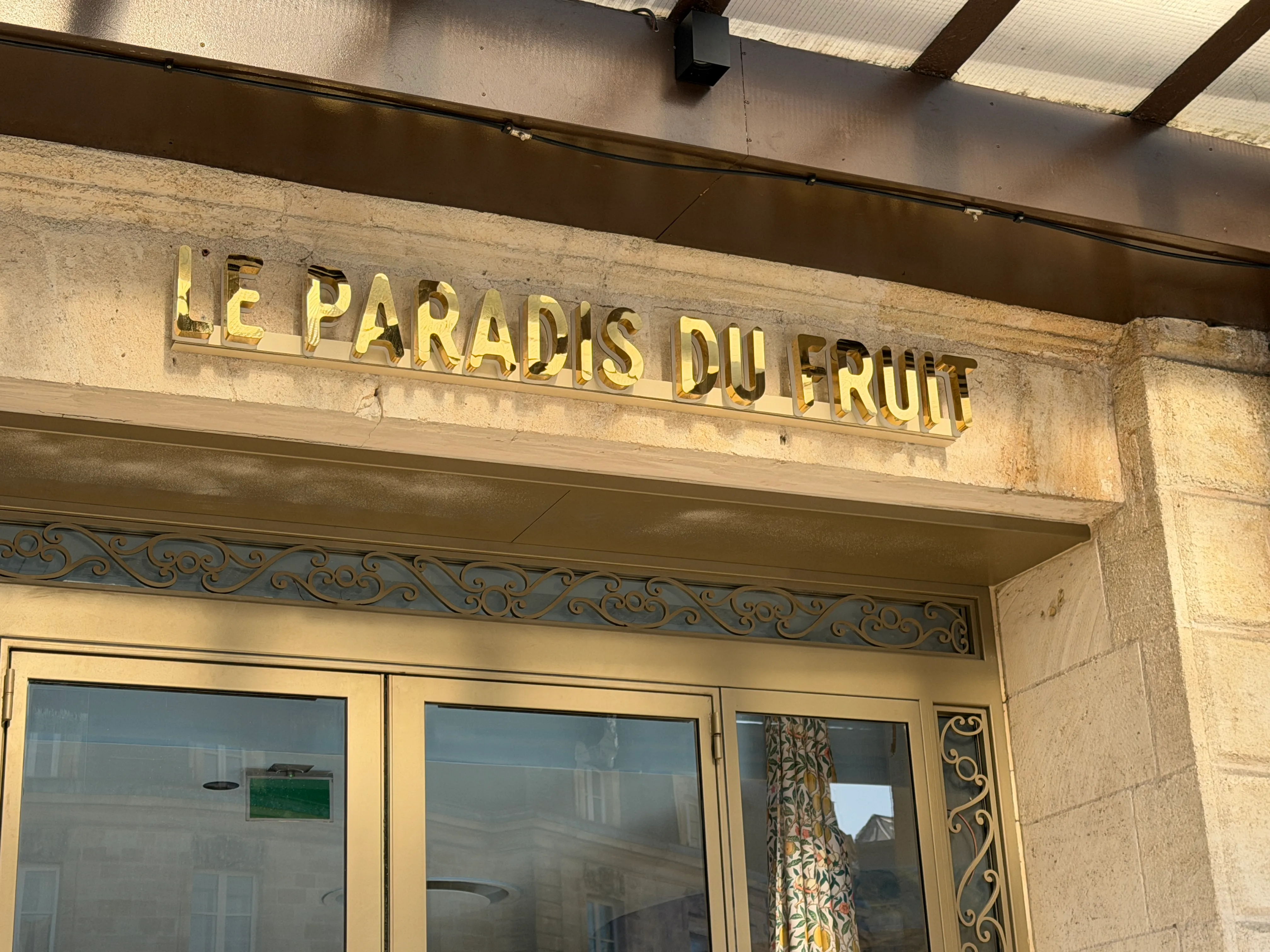 Lettres relief dorées rétroéclairées, Le Paradis du Fruit — Bordeaux (33) — réalisation PUBLI MENI