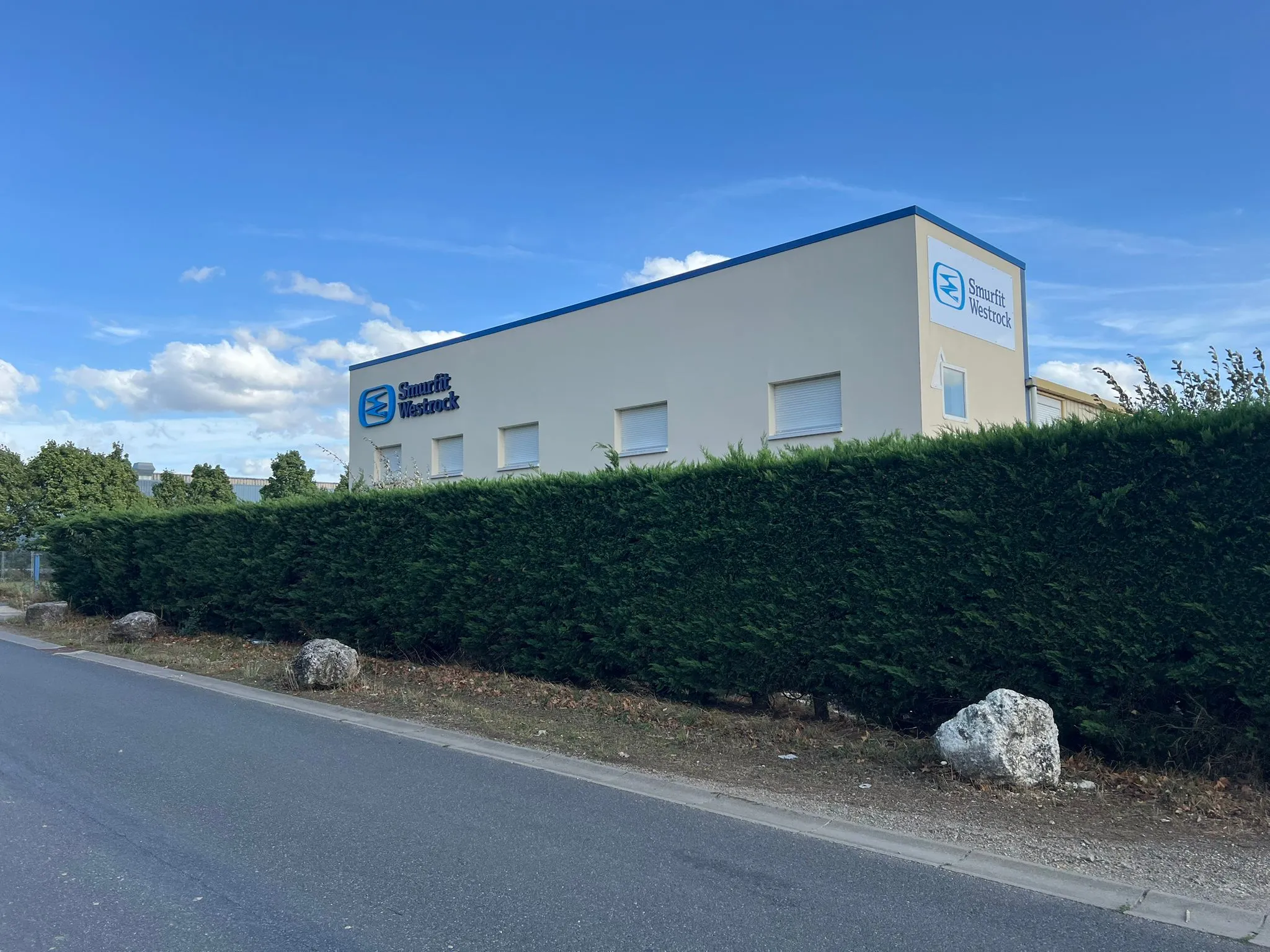 Logo et lettres enseigne façade, Smurfit Westrock — Amboise (37) — réalisation PUBLI MENI