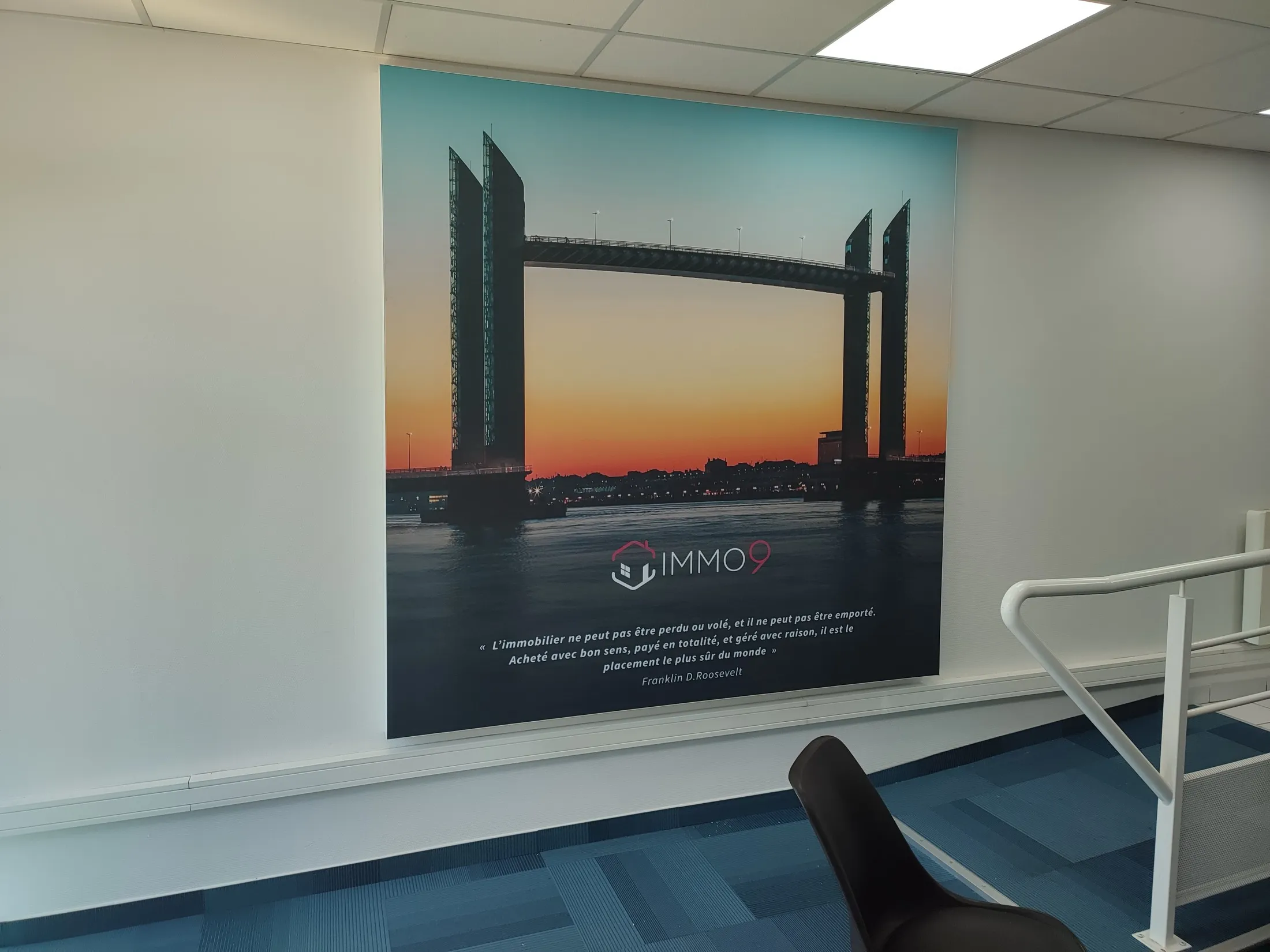 IMMO9, Bordeaux — cadre décoratif en toile à jonc cousu dans l'espace d'accueil — réalisation PUBLI MENI