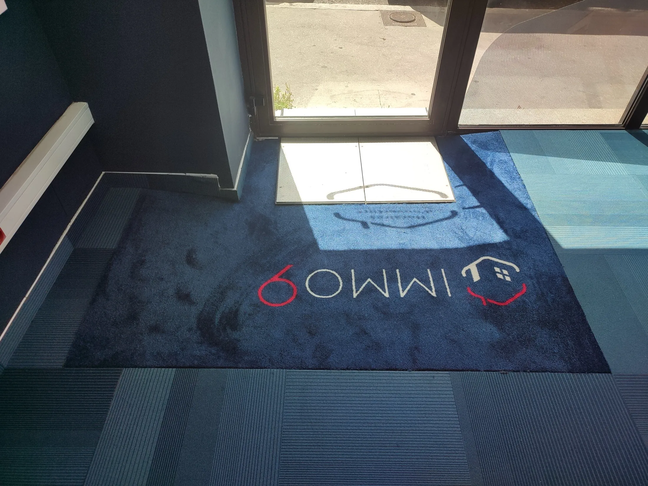 IMMO9, Bordeaux — tapis d'accueil personnalisé au logo de l'agence — réalisation PUBLI MENI