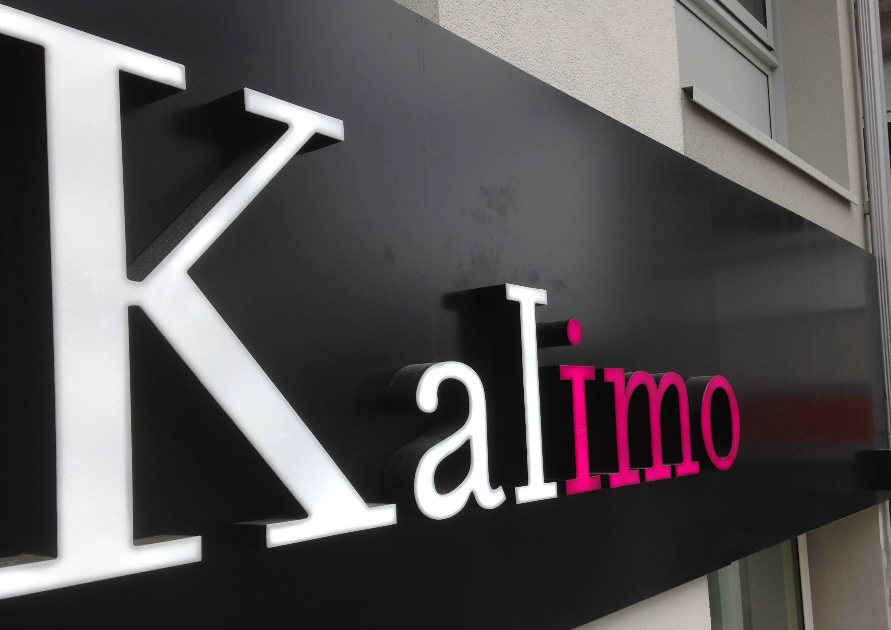Kalimo, Gironde — enseigne en lettres boîtiers lumineuses du constructeur de maisons — réalisation PUBLI MENI