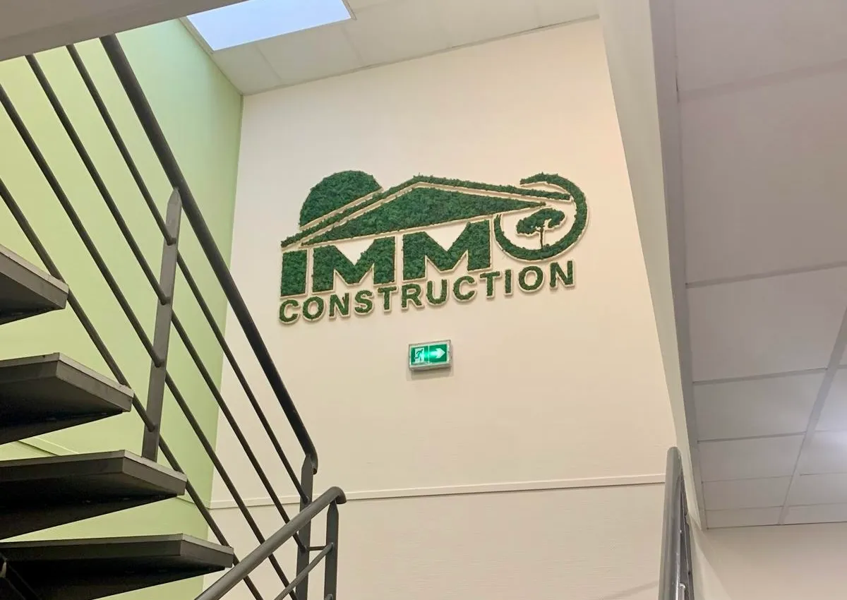 Immo Construction, Mérignac — logo végétal en relief dans l'espace d'accueil de l'agence — réalisation PUBLI MENI