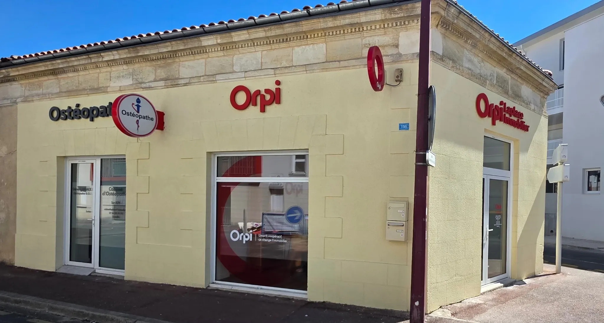 Orpi, Saint-Médard-en-Jalles — lettres découpées en PVC laqué et vitrophanie de l'agence immobilière — réalisation PUBLI MENI