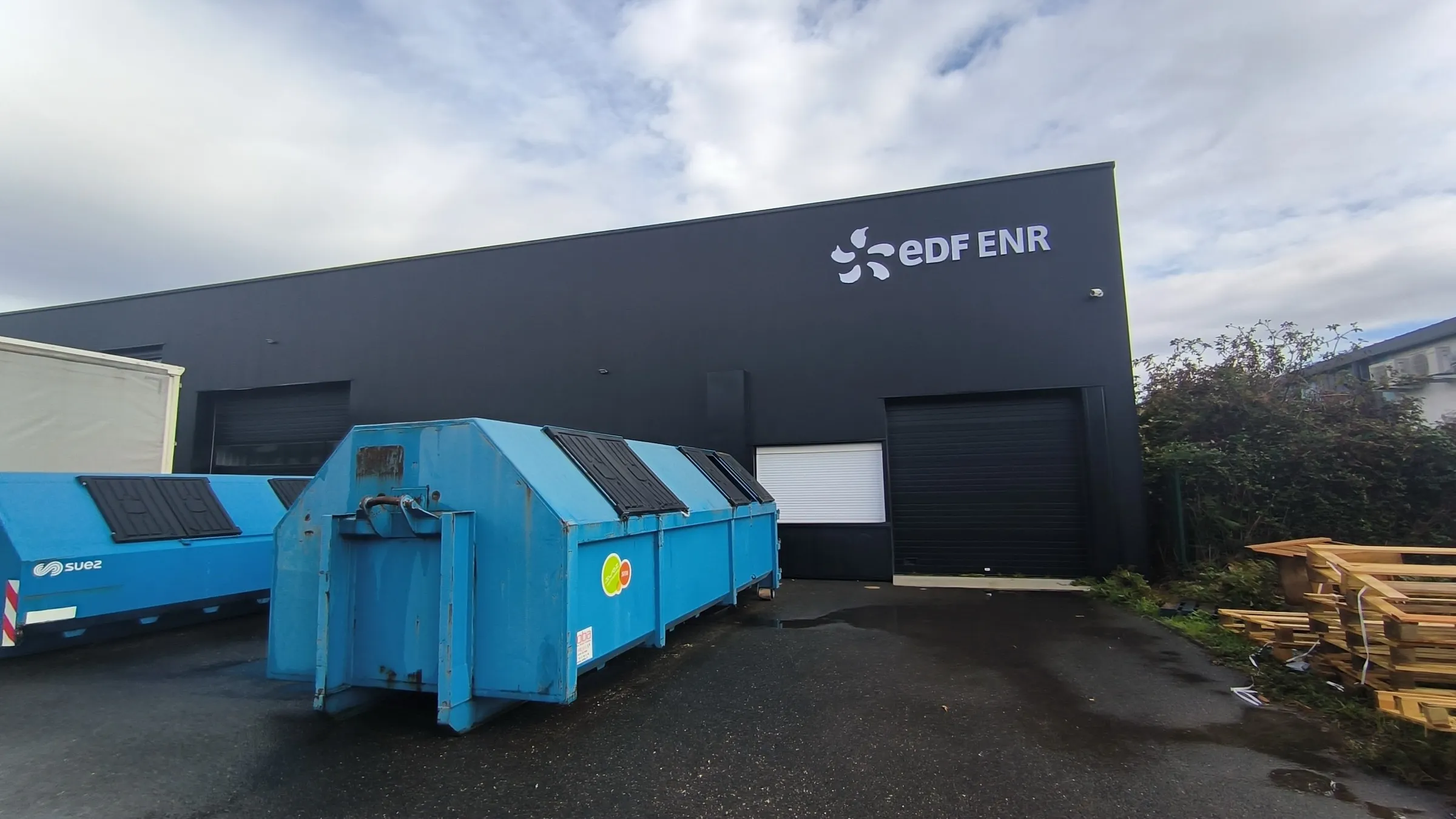 EDF, Cestas — enseigne en lettres boîtiers sur la façade du bâtiment — réalisation PUBLI MENI