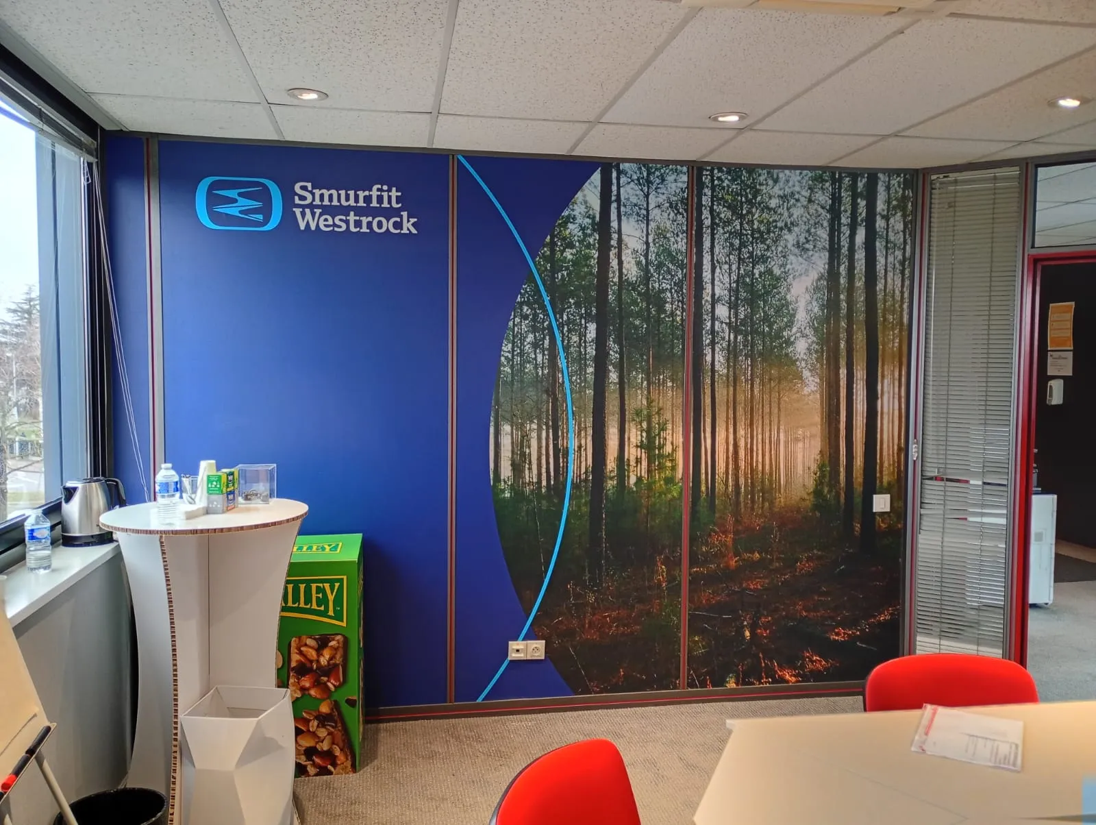 Smurfit Westrock — mur d'image imprimé et logo dans un espace de réunion — réalisation PUBLI MENI