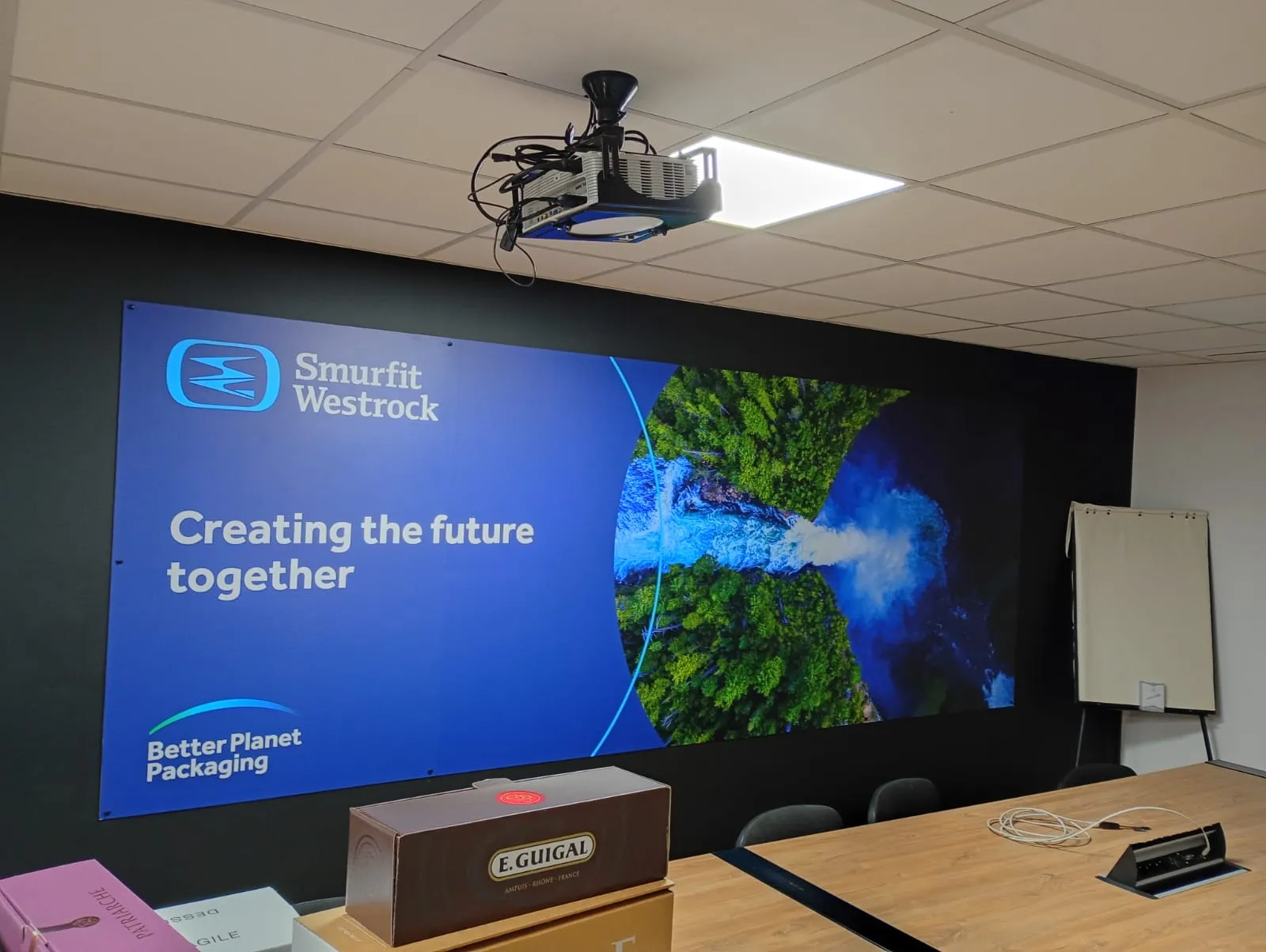 Smurfit Westrock — panneau mural imprimé en salle de réunion — réalisation PUBLI MENI
