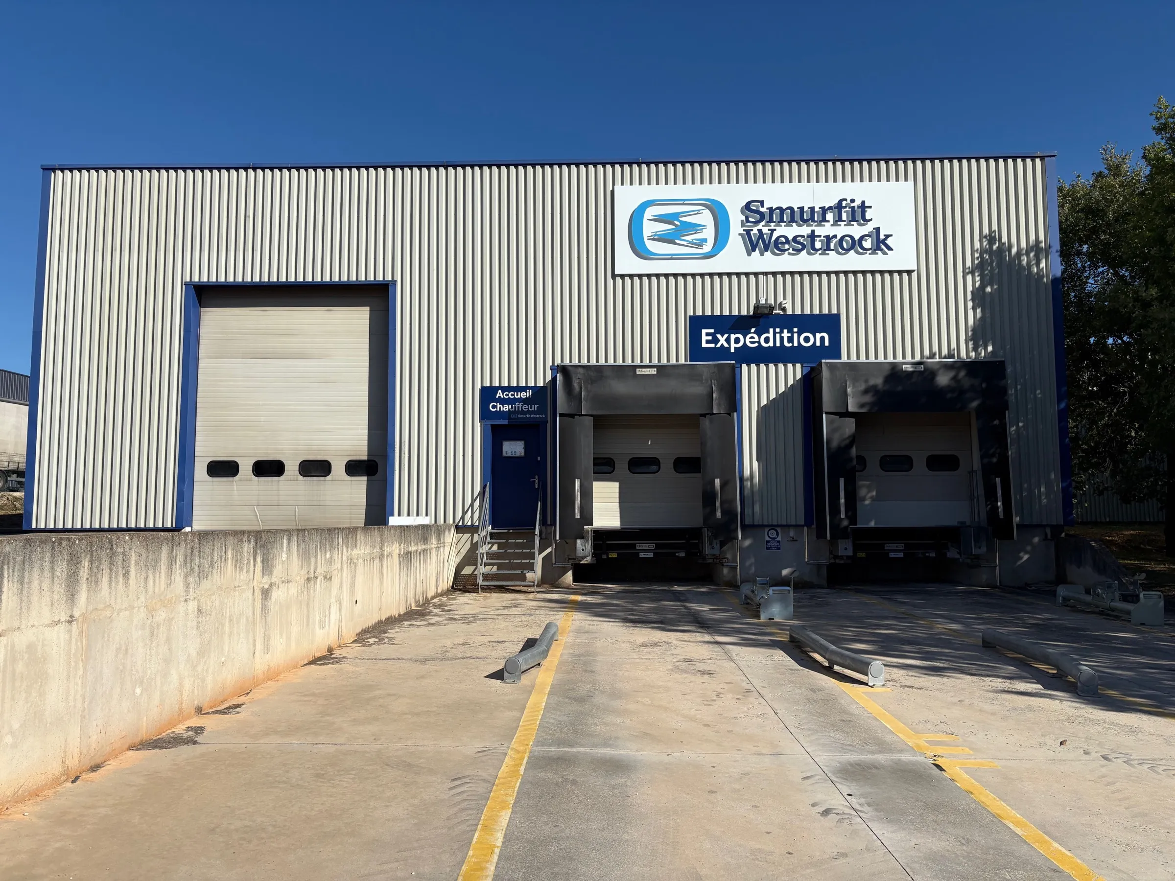 Smurfit Westrock — signalétique d'expédition au niveau des quais de chargement — réalisation PUBLI MENI