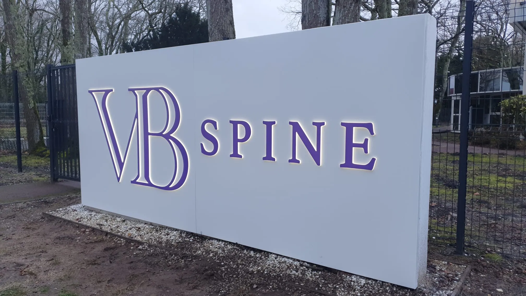 VB Spine, Cestas — caisson lumineux d'identification du site — réalisation PUBLI MENI