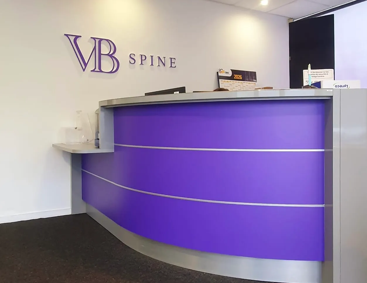 VB Spine, Cestas — covering du mobilier de la banque d'accueil aux couleurs de la marque — réalisation PUBLI MENI