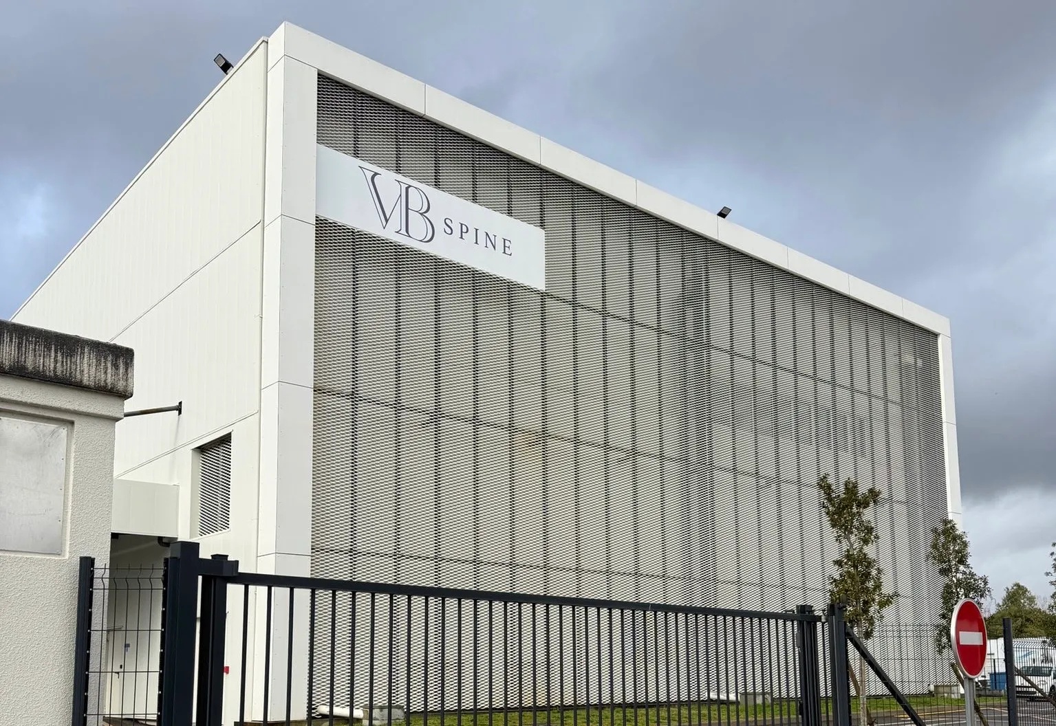VB Spine, Cestas — enseigne sur la façade du bâtiment industriel — réalisation PUBLI MENI