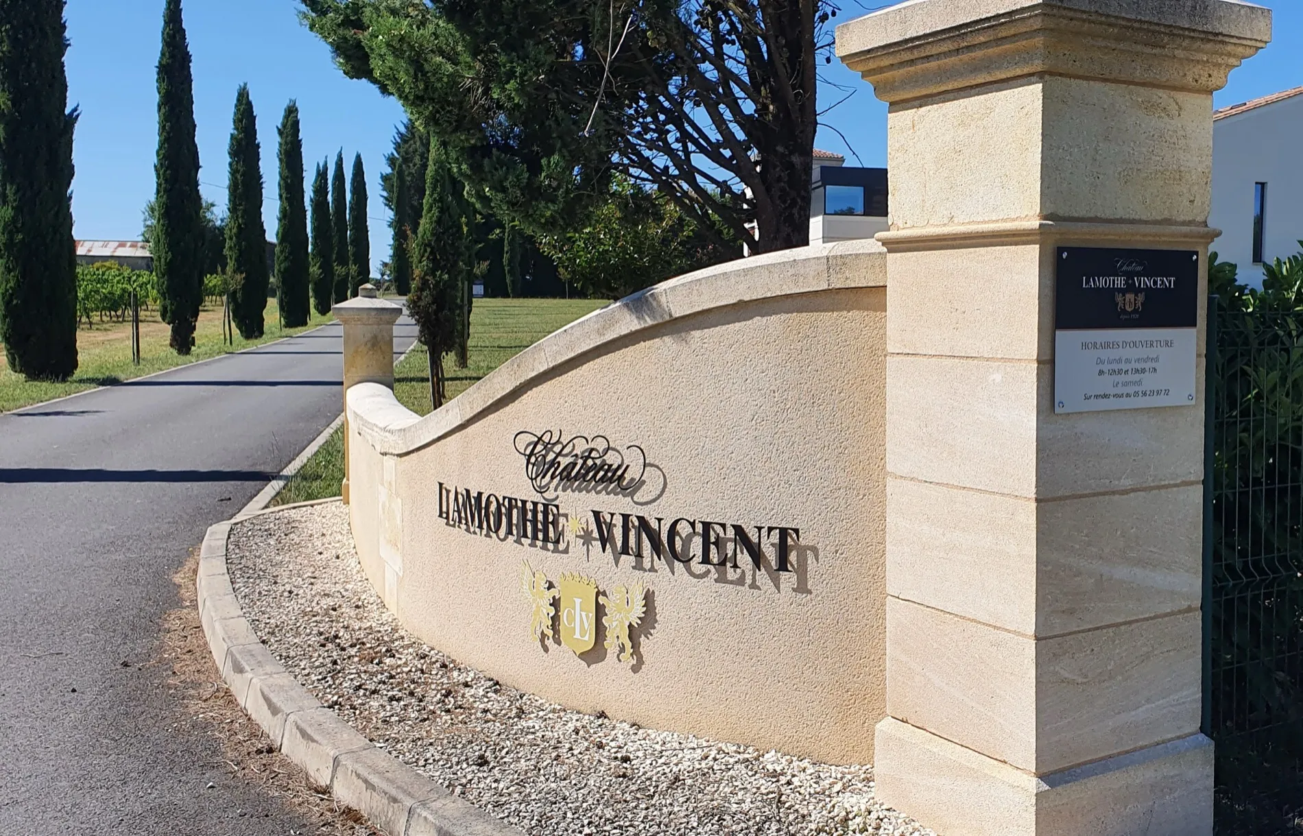 Lettres et logo en relief sur le mur d'entrée en pierre du Château Lamothe Vincent, Montignac — réalisation PUBLI MENI