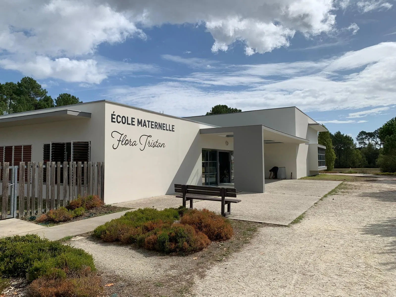 Signalétique lettres découpées, École maternelle Flora Tristan — Martignas-sur-Jalle (33) — réalisation PUBLI MENI