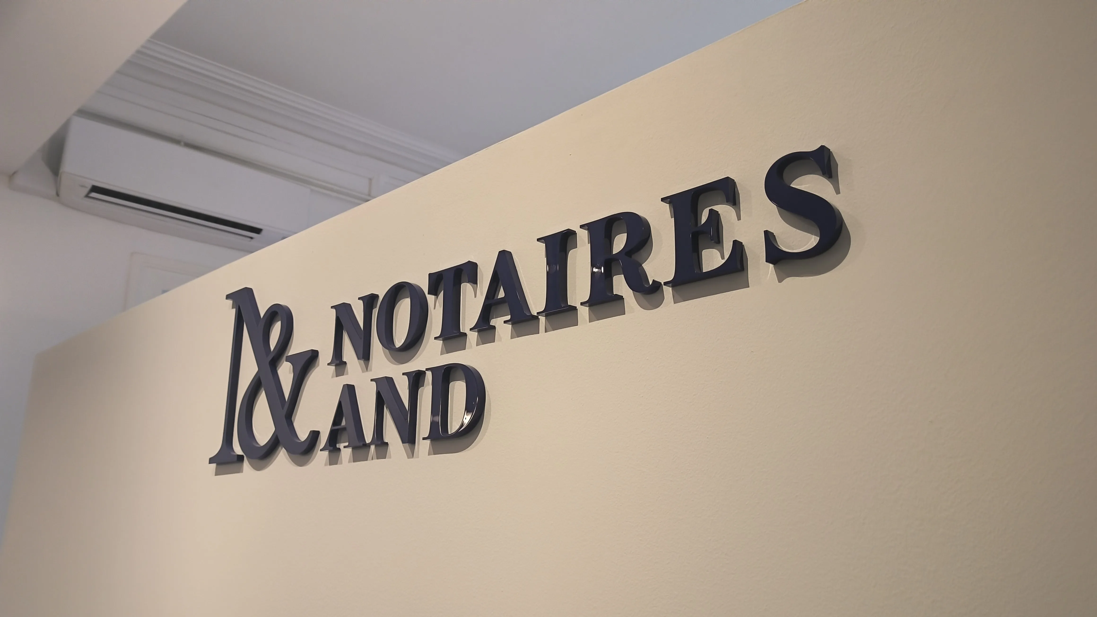 Lettres relief, adhésif dépoli, Notaires & Co — réalisation PUBLI MENI