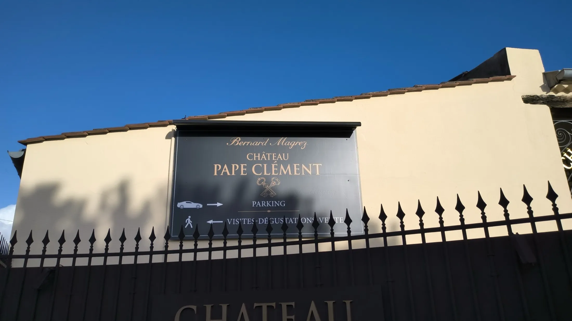 Château Pape Clément, Pessac — panneau adhésif complémentaire de la signalétique d'information du domaine