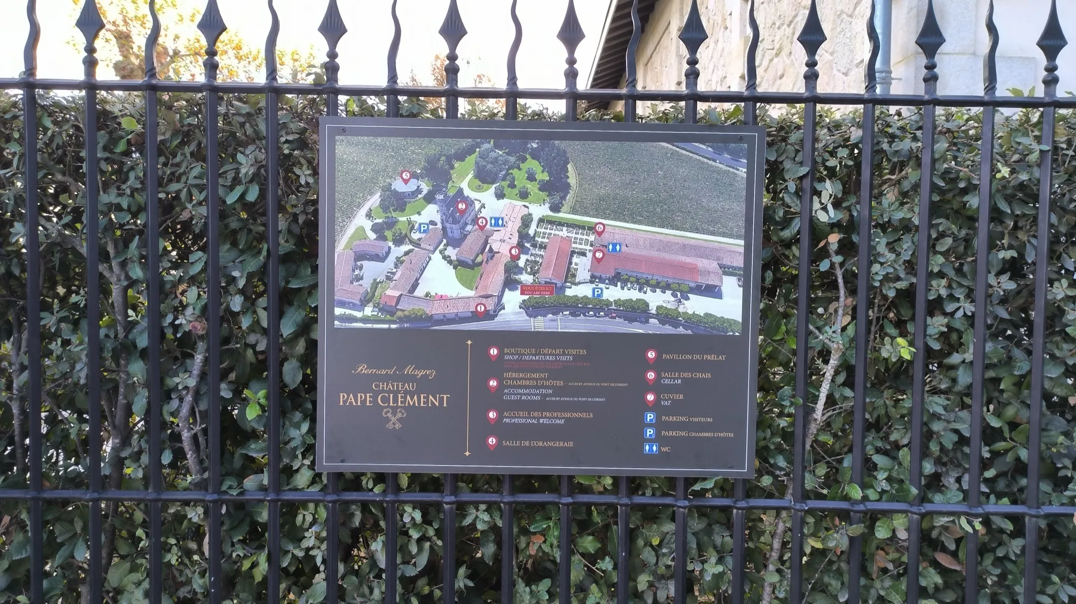 Château Pape Clément, Pessac — plan d'orientation du domaine, avec identification des espaces d'accueil, de réception et des parkings différenciés visiteurs et chambres d'hôtes
