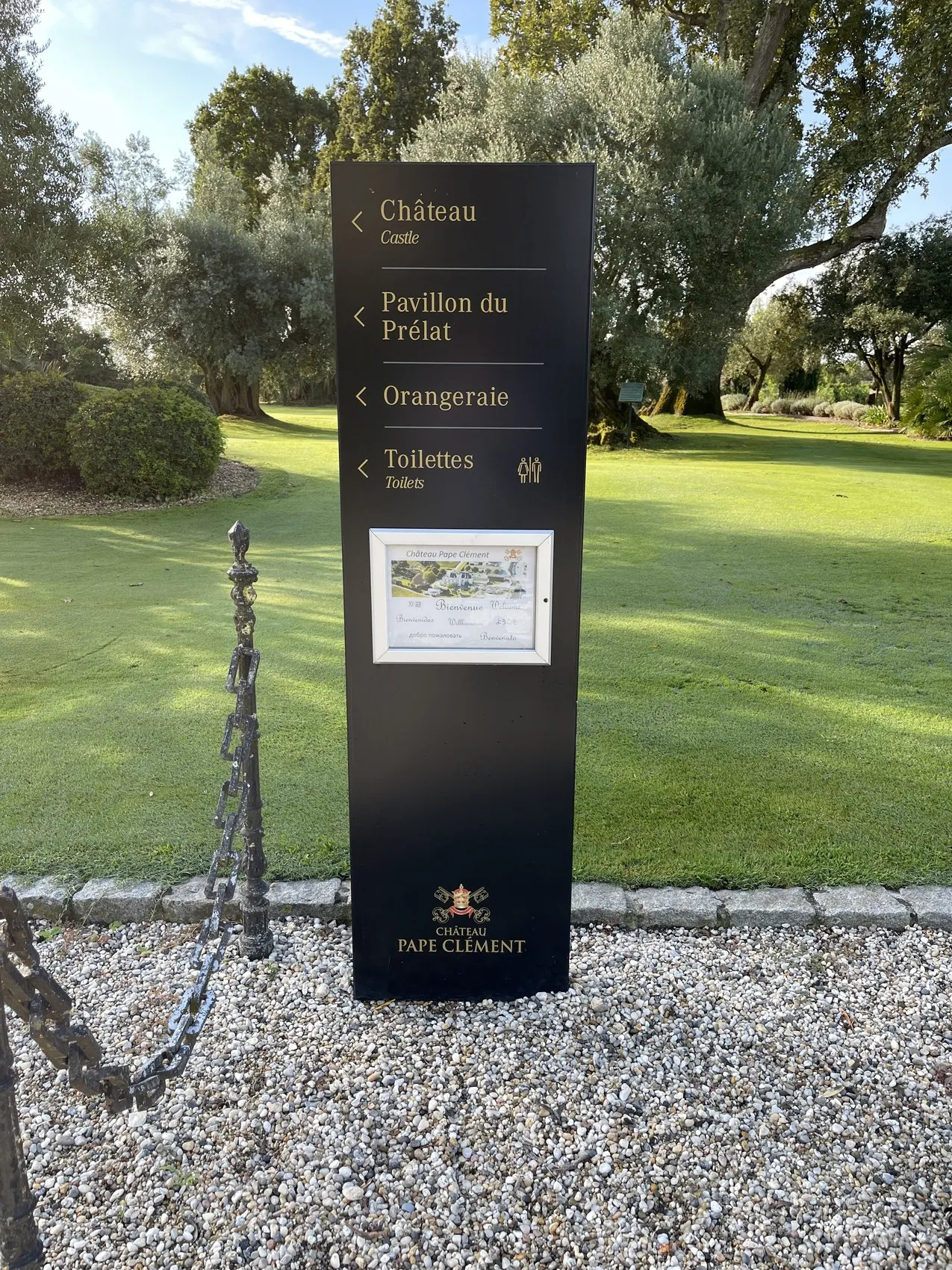 Totem directionnel du Château Pape Clément, Pessac — réalisation PUBLI MENI