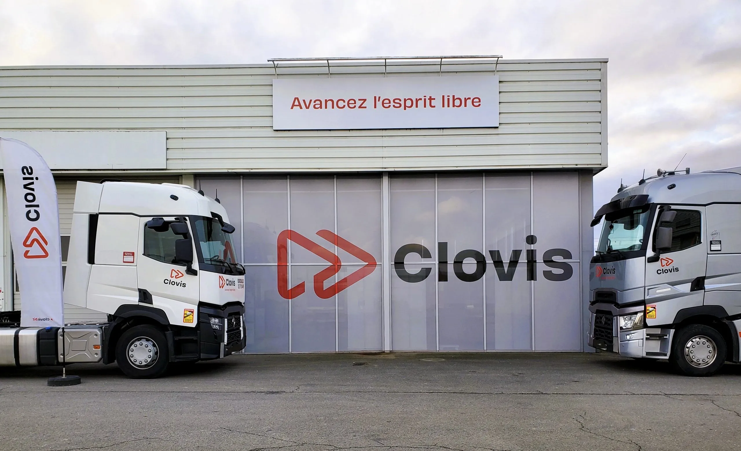 Adhésif imprimé grand format sur baies vitrées, Clovis — Mérignac (33) — réalisation PUBLI MENI