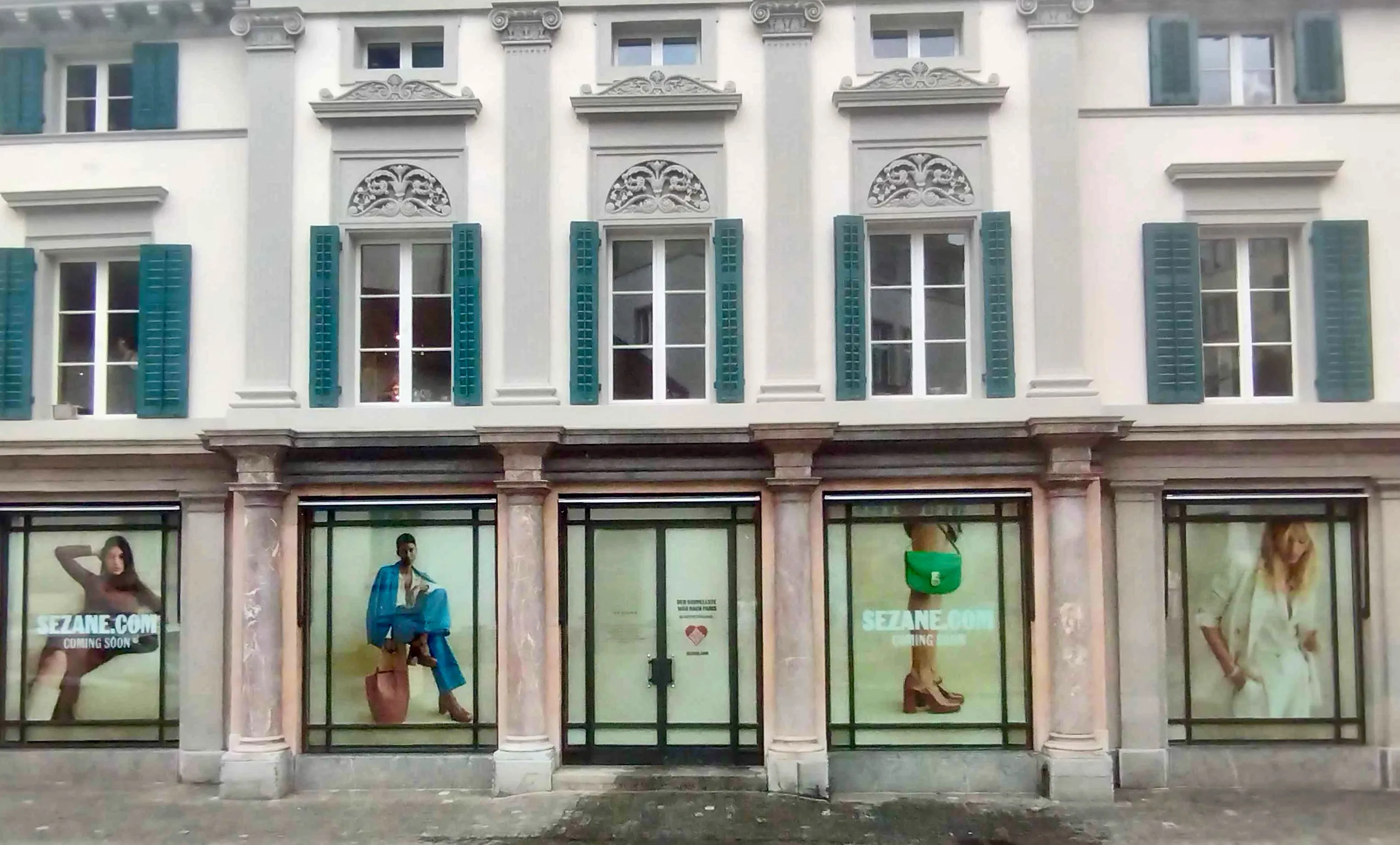 Adhésif imprimé pour vitrine temporaire, Sézane — Zurich (Suisse) — réalisation PUBLI MENI