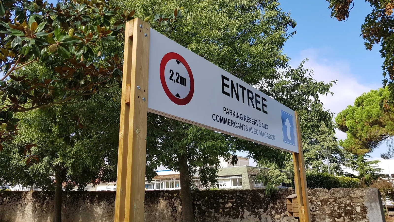 Panneau extérieur directionnel, Signalétique directionnelle — réalisation PUBLI MENI