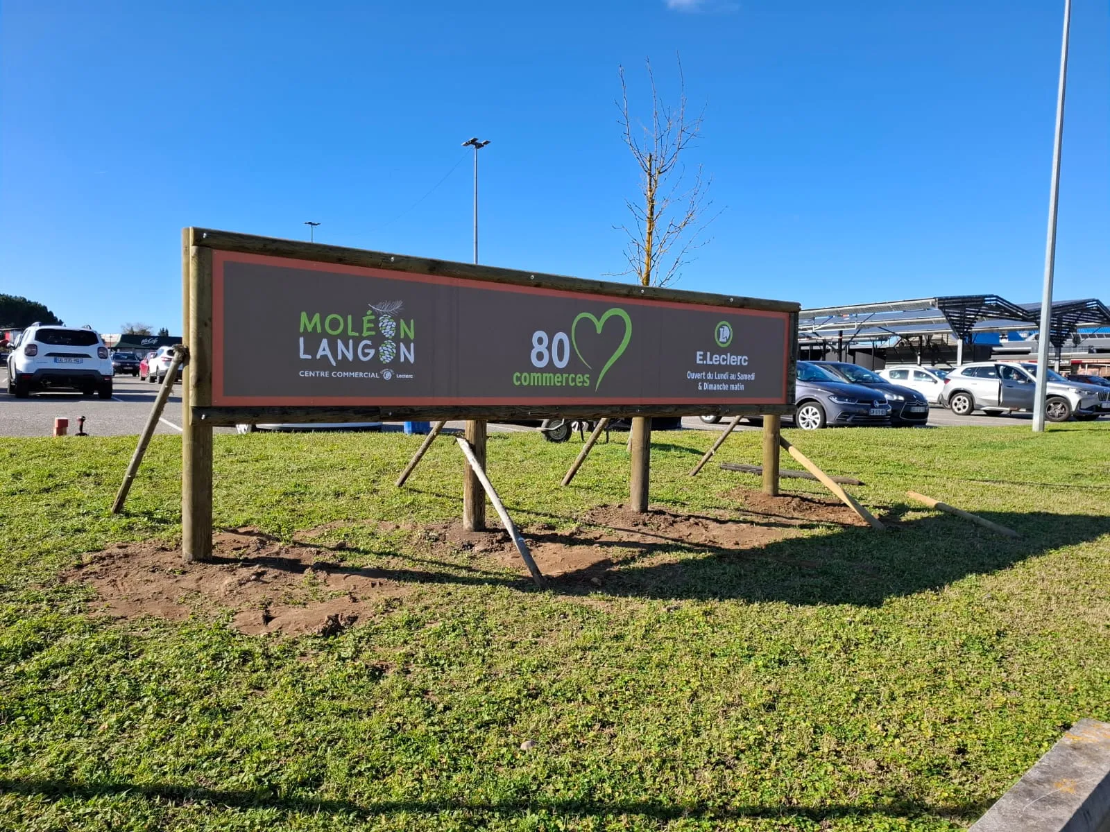 Signalétique directionnelle bois, Centre Commercial Moléon, Langon (33) — réalisation PUBLI MENI