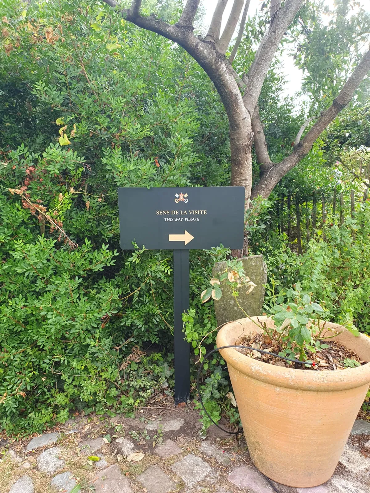 Panneau directionnel, Château Pape Clément, Pessac — réalisation PUBLI MENI