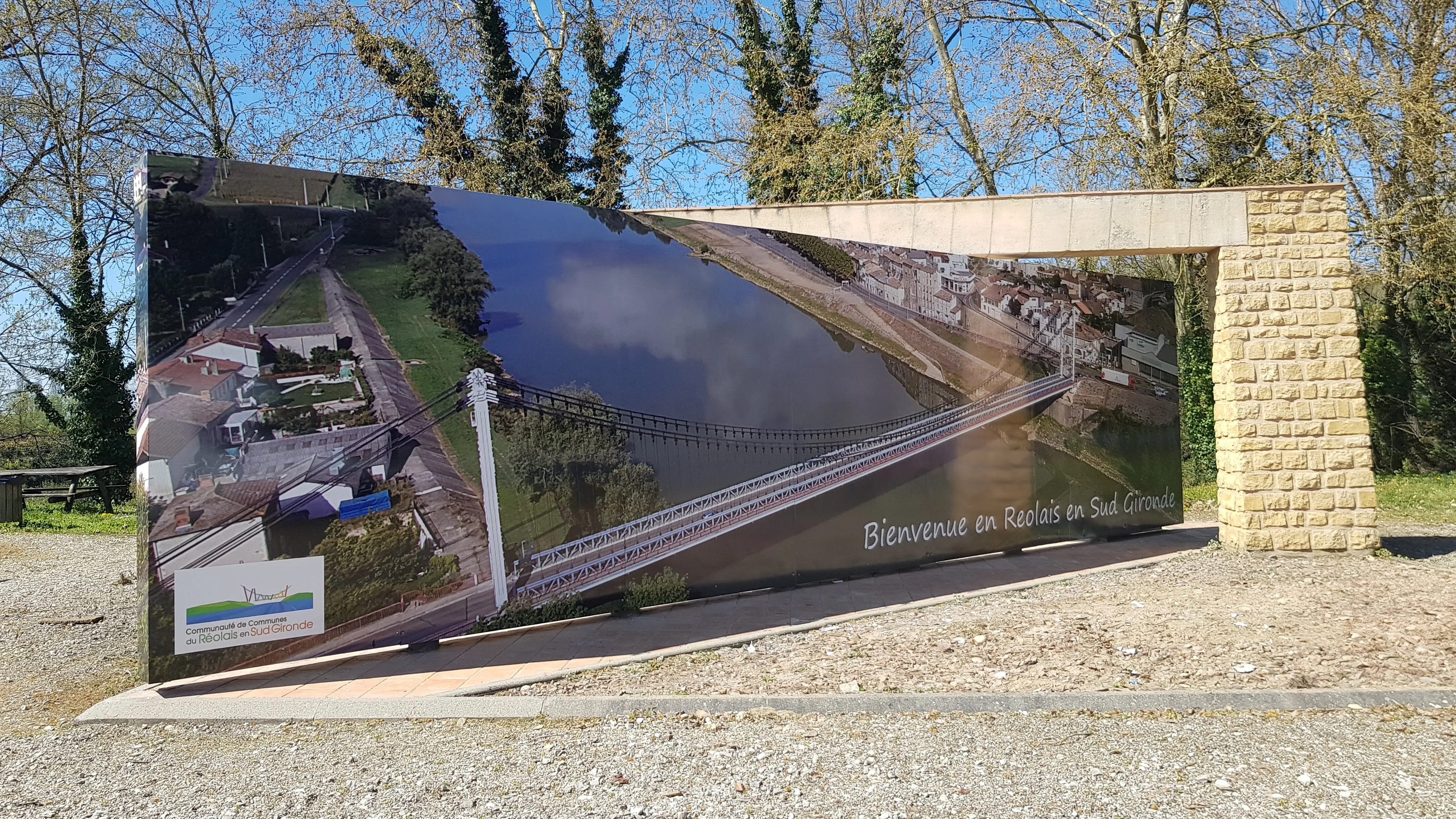 Signalétique extérieure — réalisation PUBLI MENI
