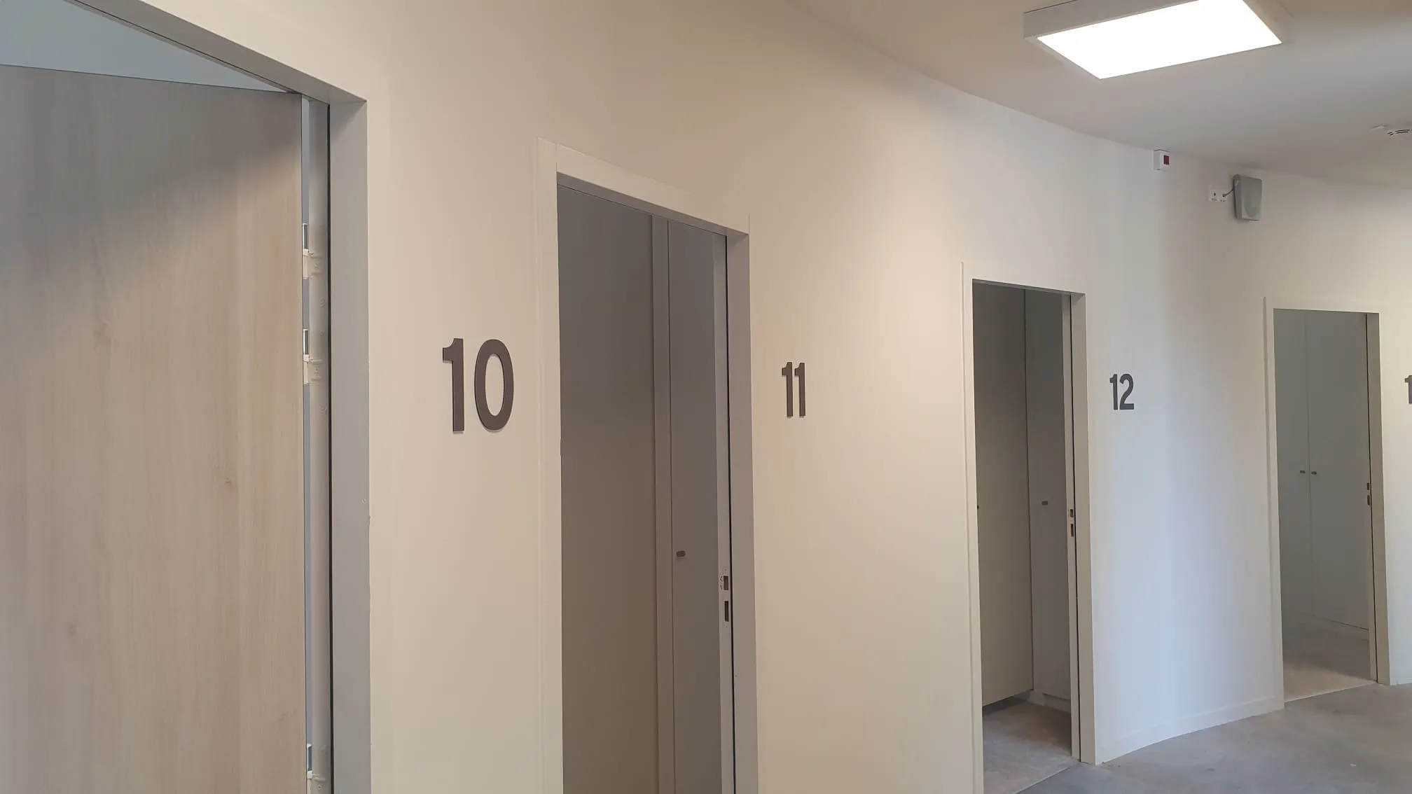 Lettre découpée intérieure d'identification, Clinique Les Pins — réalisation PUBLI MENI
