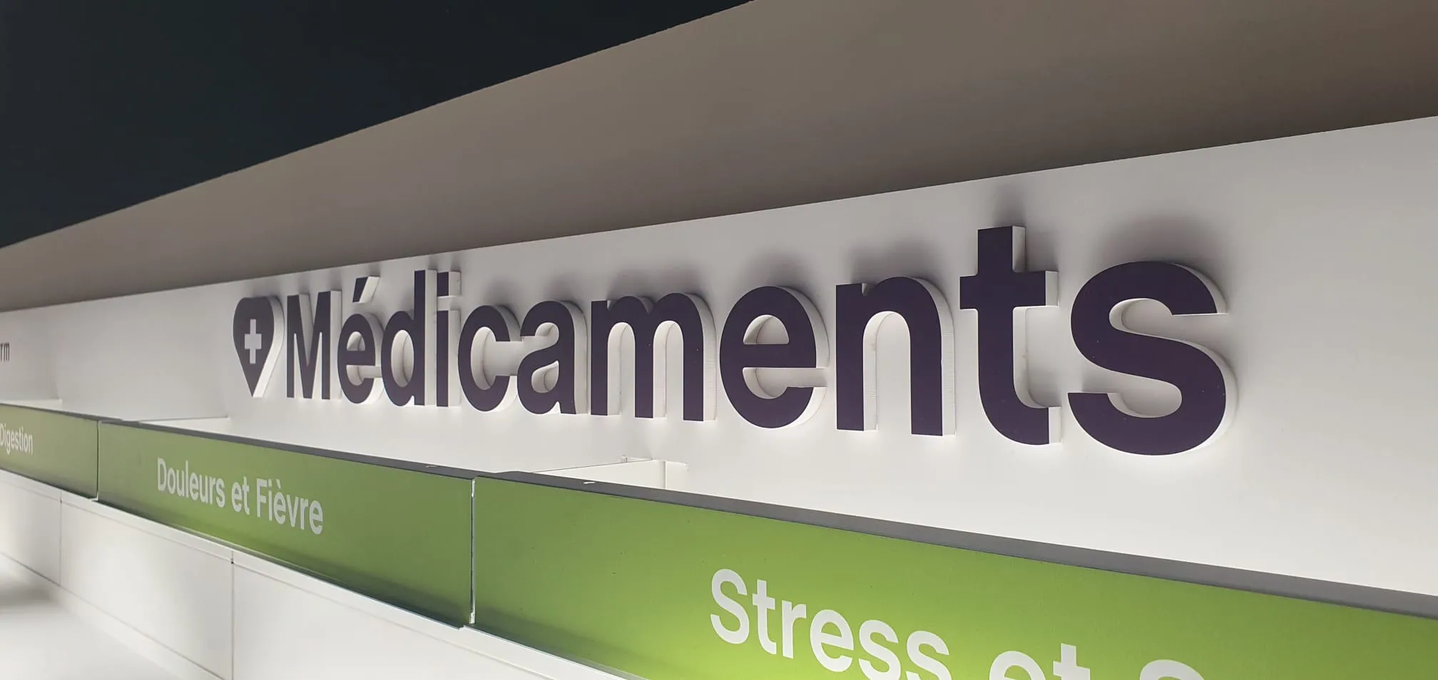 Signalétique lettres découpées PVC, Pharmacie Guilloteau — Marmande (47) — réalisation PUBLI MENI