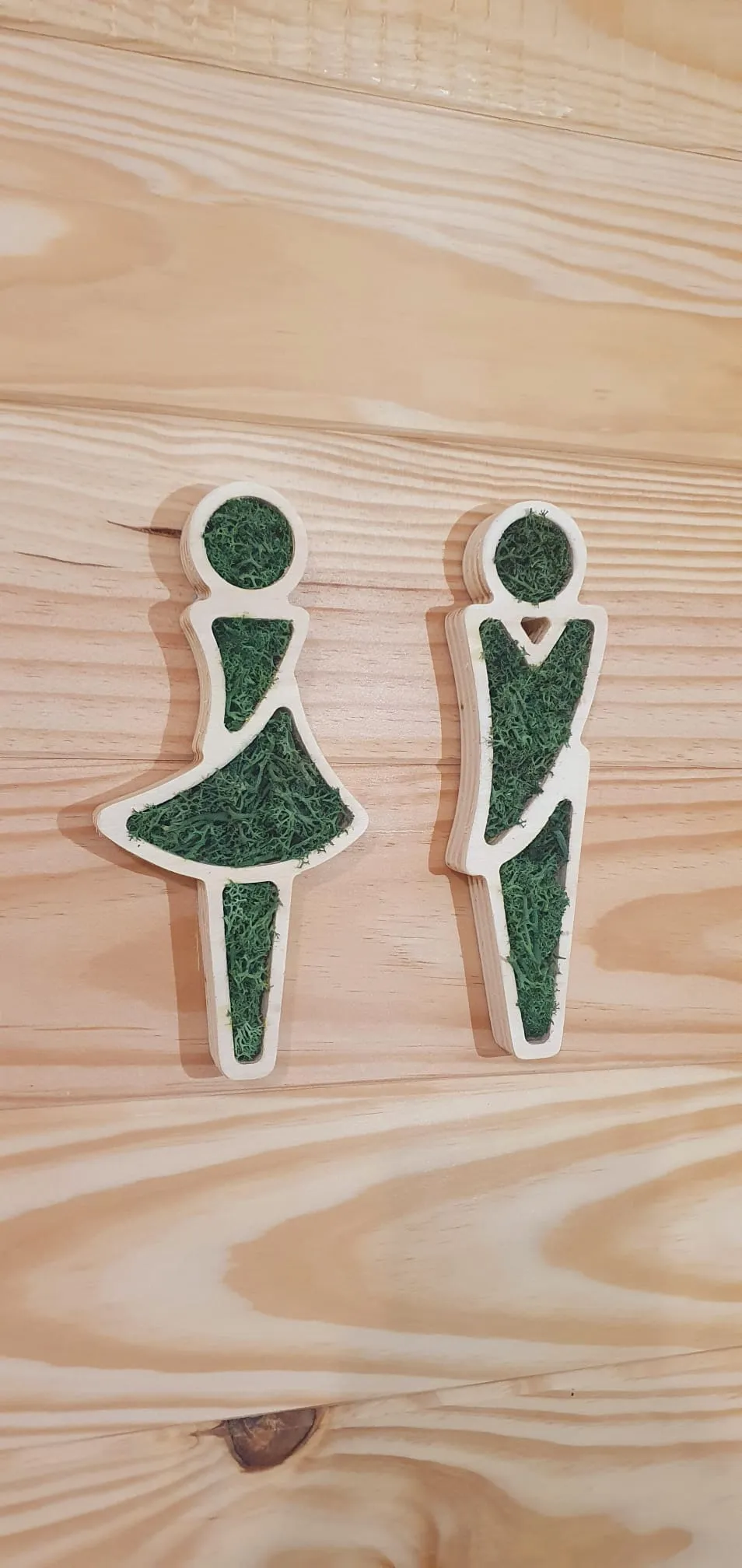 Signalétique de sanitaires en bois épicéa et lichen stabilisé vert forêt — réalisation PUBLI MENI