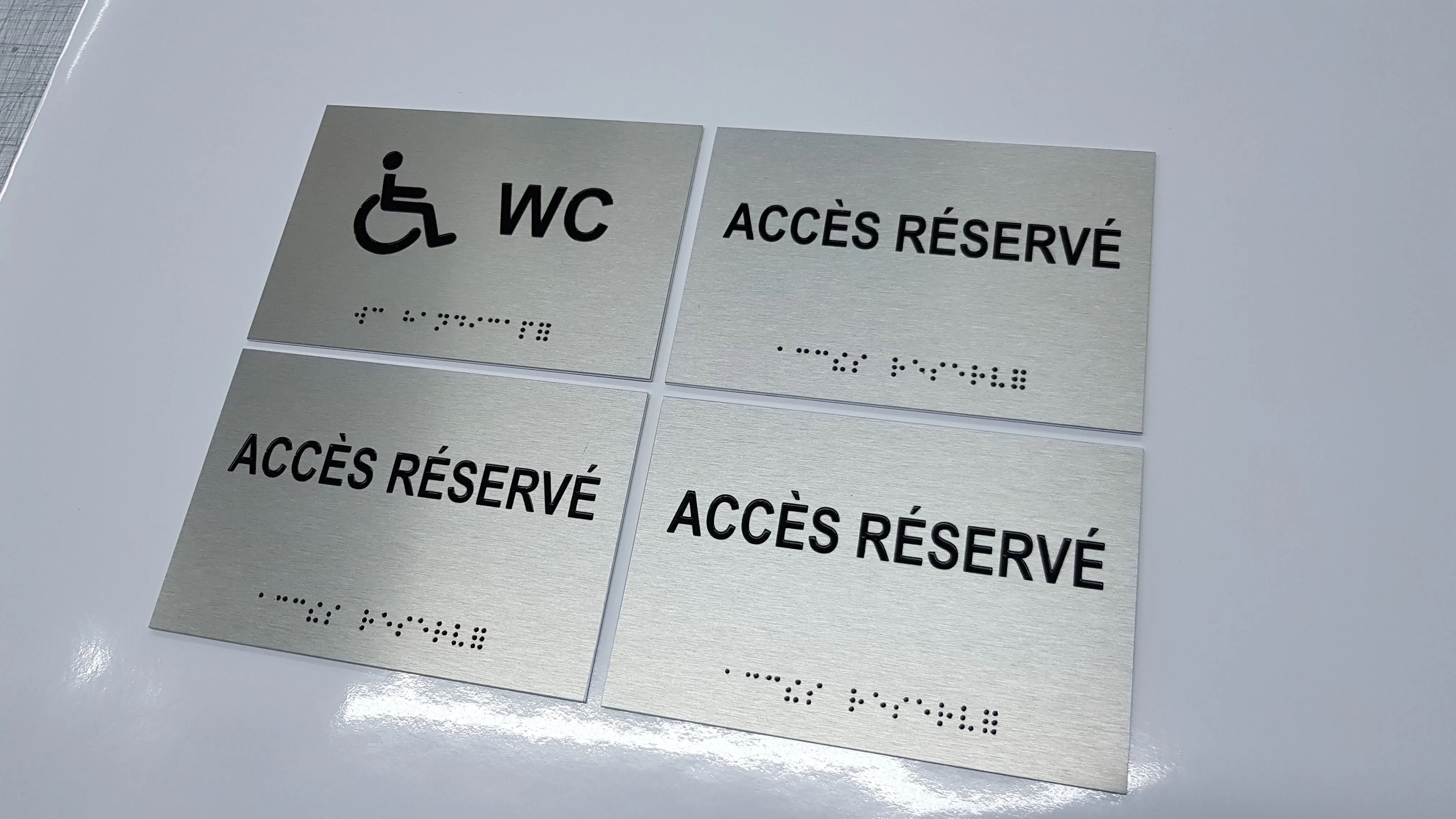 Plaques et pictogrammes PUBLI MENI — signalétique d'accessibilité et de repérage