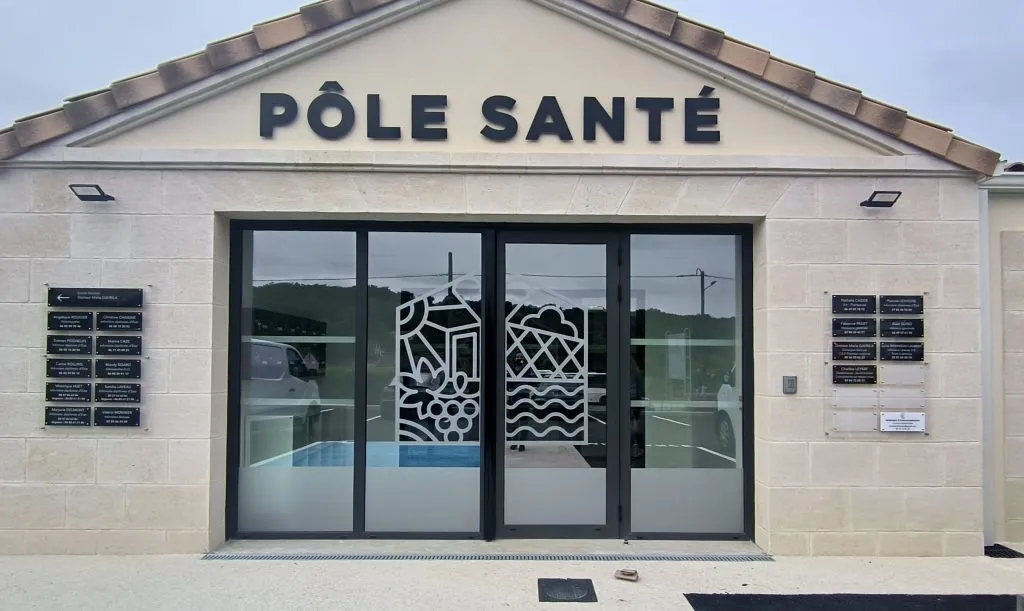 Signalétique film dépoli, Pôle Santé de Branne (33) — réalisation PUBLI MENI