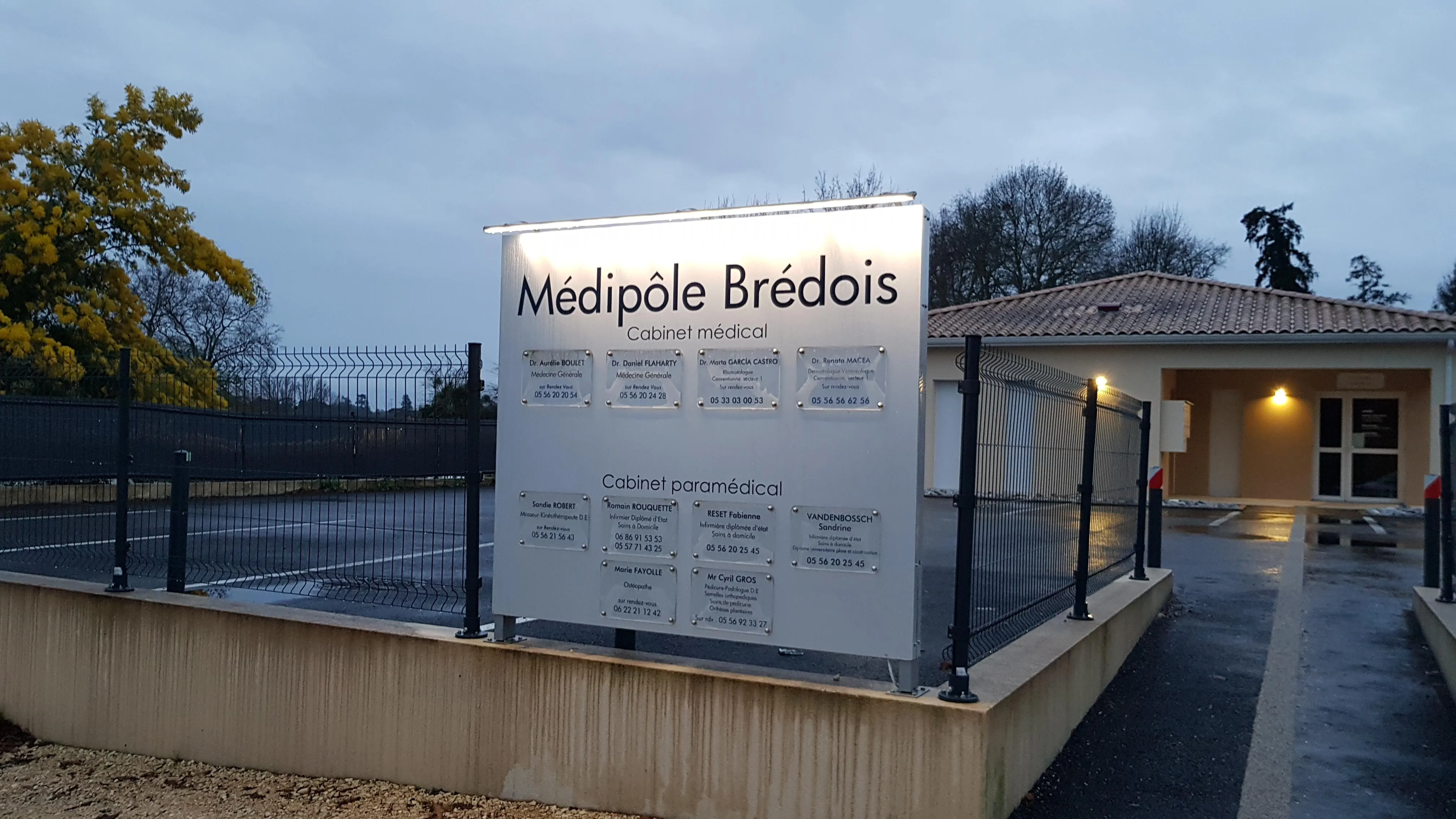 Plaque répertoire médical en plexi, Médipôle Brédois — réalisation PUBLI MENI