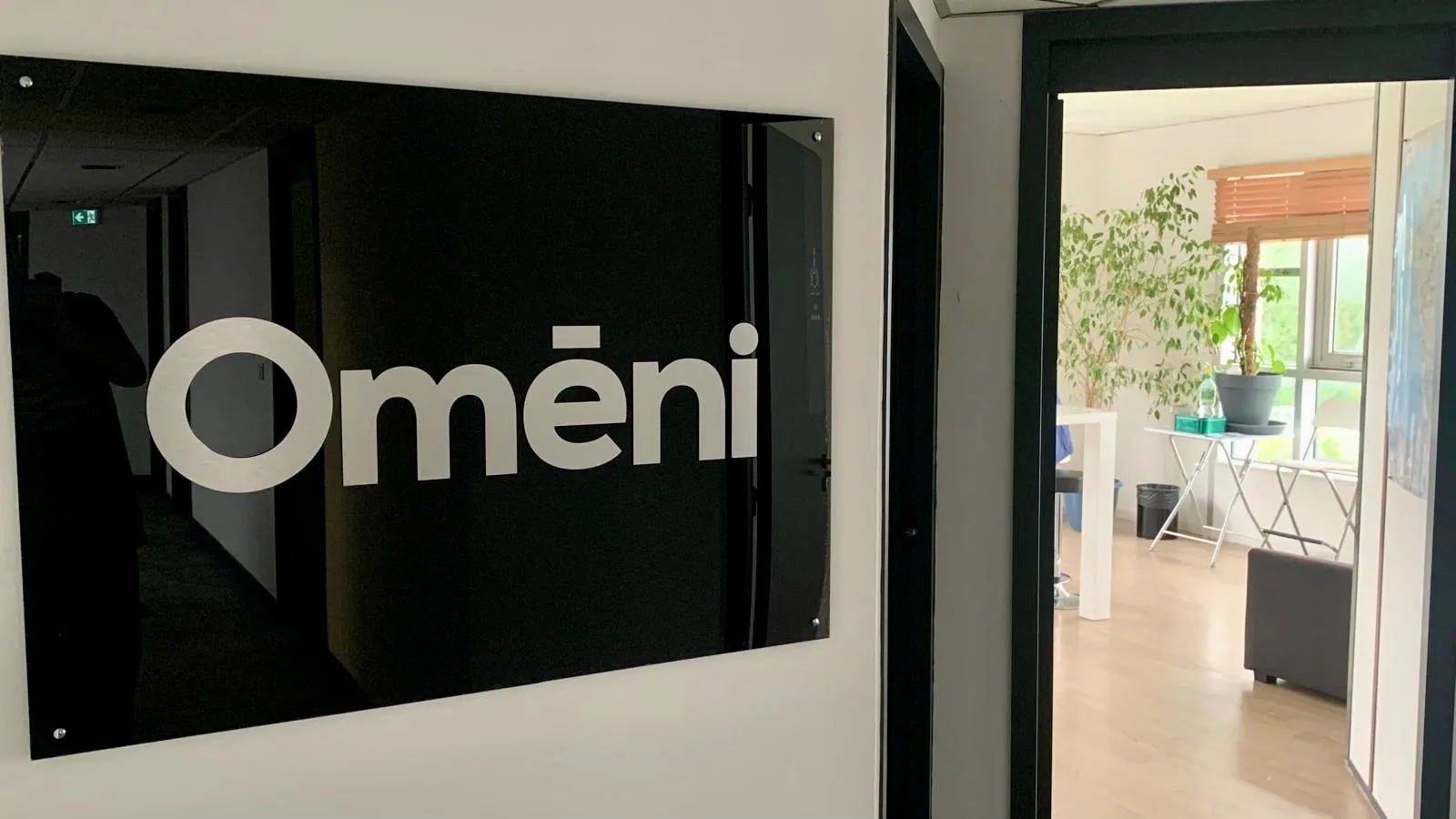Plaque plexi logo, Oméni, Pessac (33) — réalisation PUBLI MENI