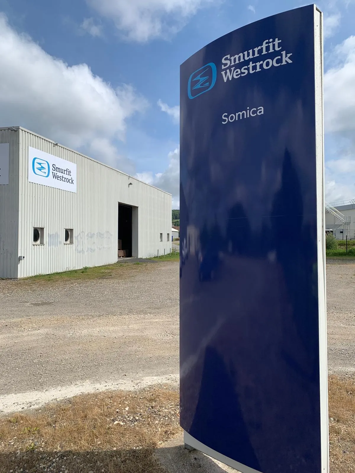 Totem galbé Smurfit Westrock, Somica — réalisation PUBLI MENI