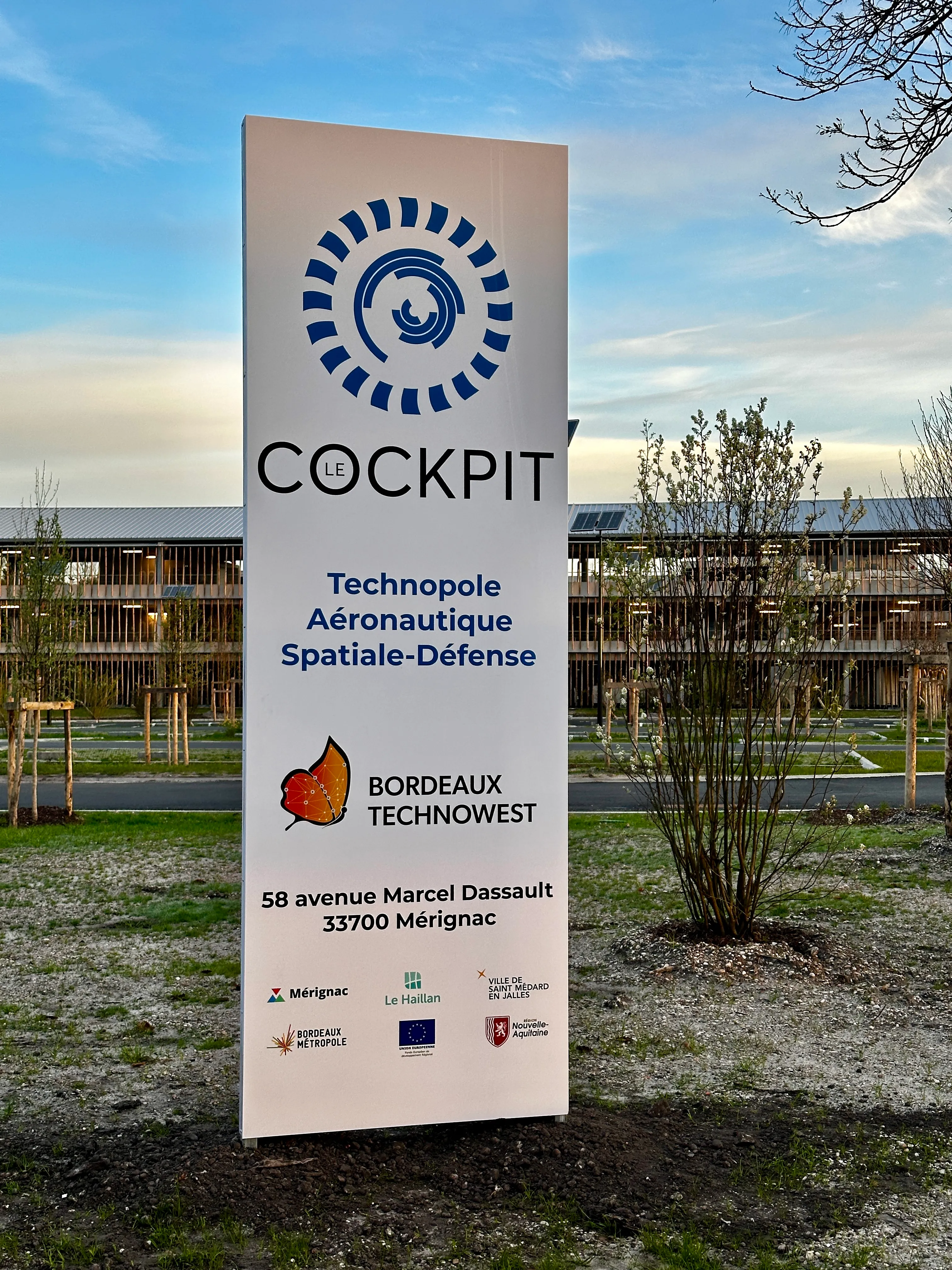 Totem plat directionnel, Technopole Cockpit, Mérignac — réalisation PUBLI MENI