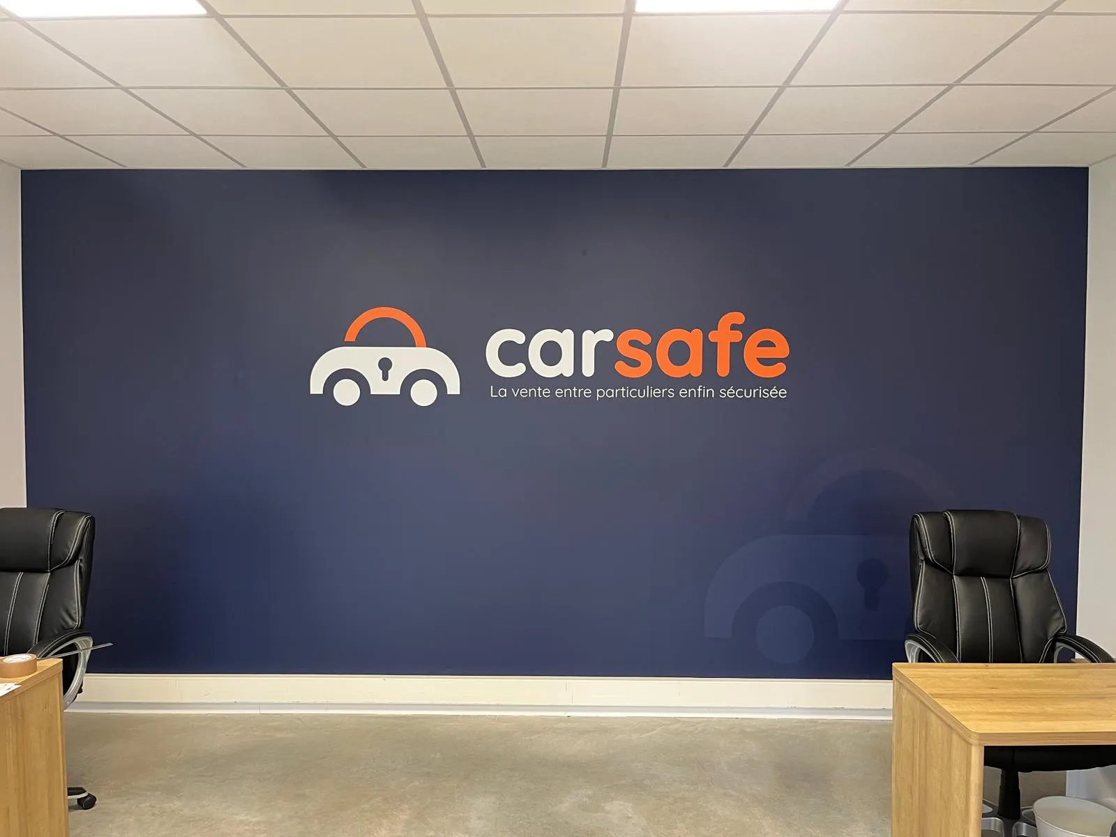 Mur d'accueil habillé aux couleurs de la marque, Carsafe, Mérignac — réalisation PUBLI MENI