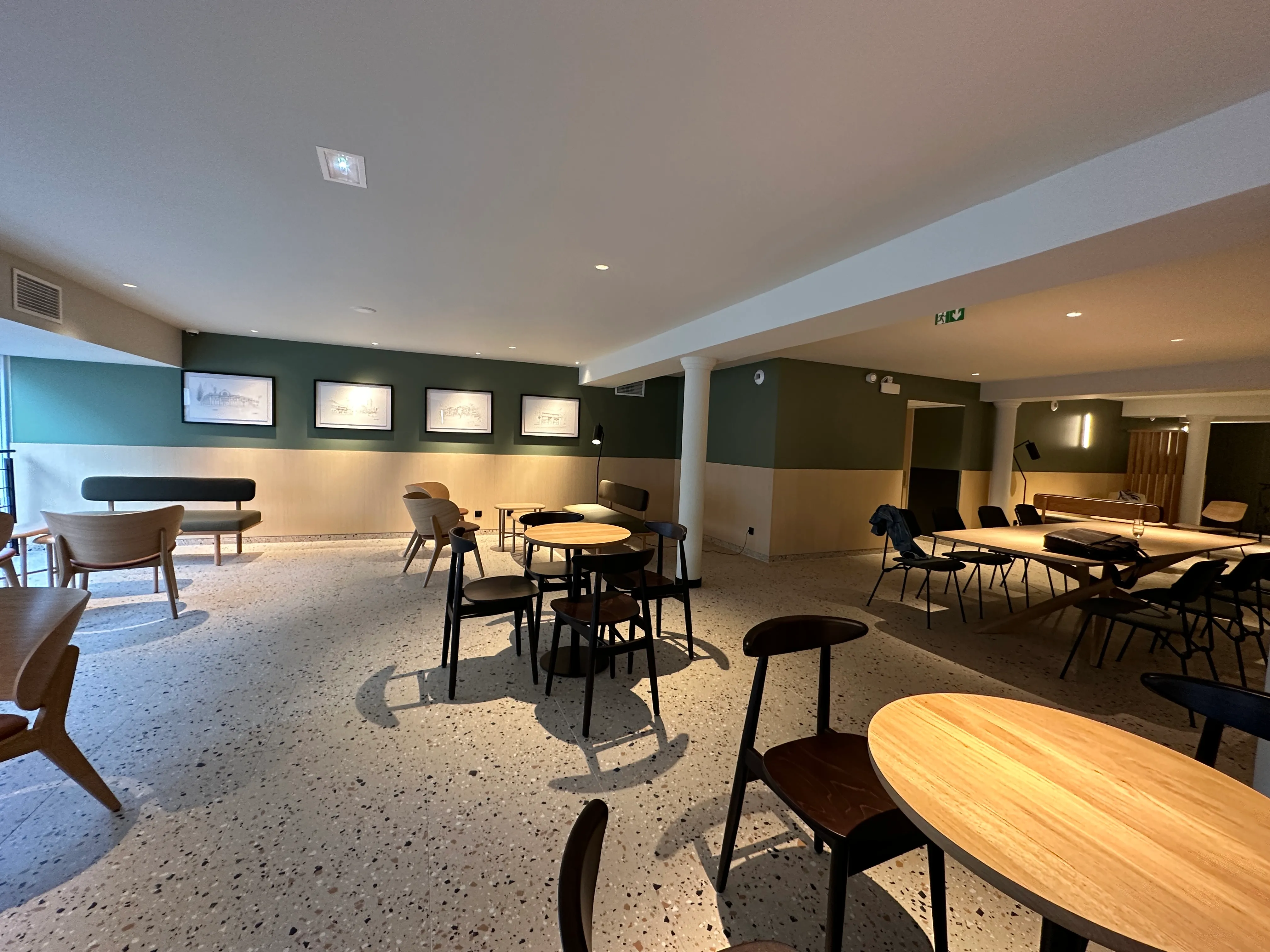 Revêtement mural DI-NOC bicolore, Starbucks, Limoges — réalisation PUBLI MENI