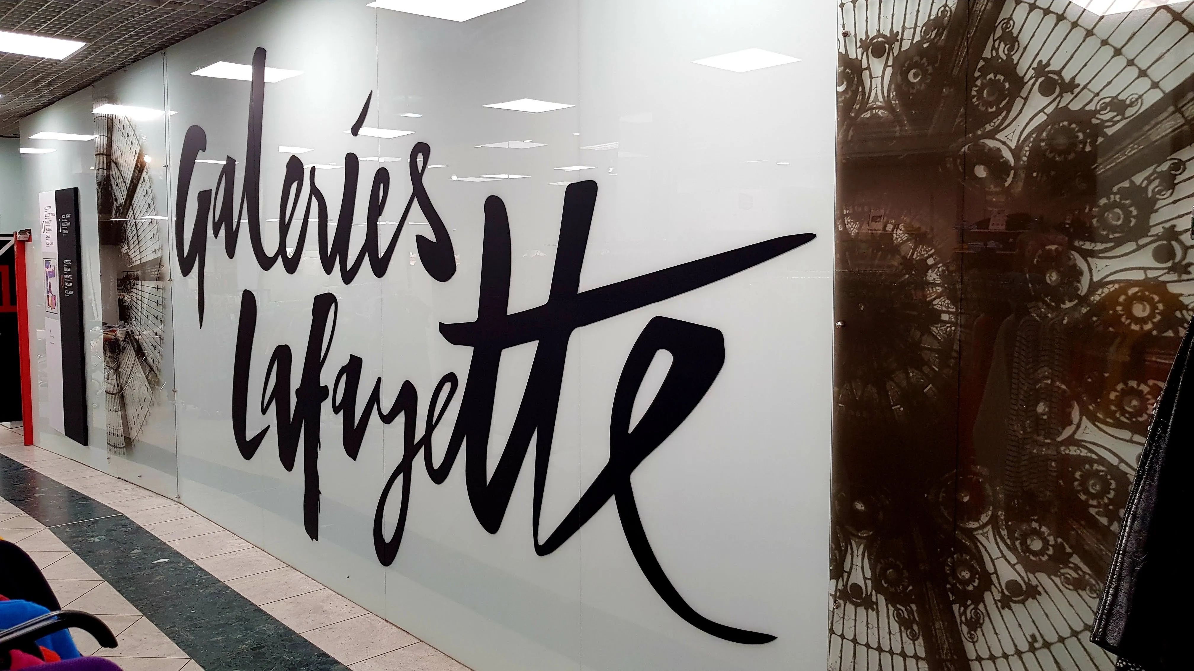 Lettrage découpé calligraphié, Galeries Lafayette, Langon — réalisation PUBLI MENI