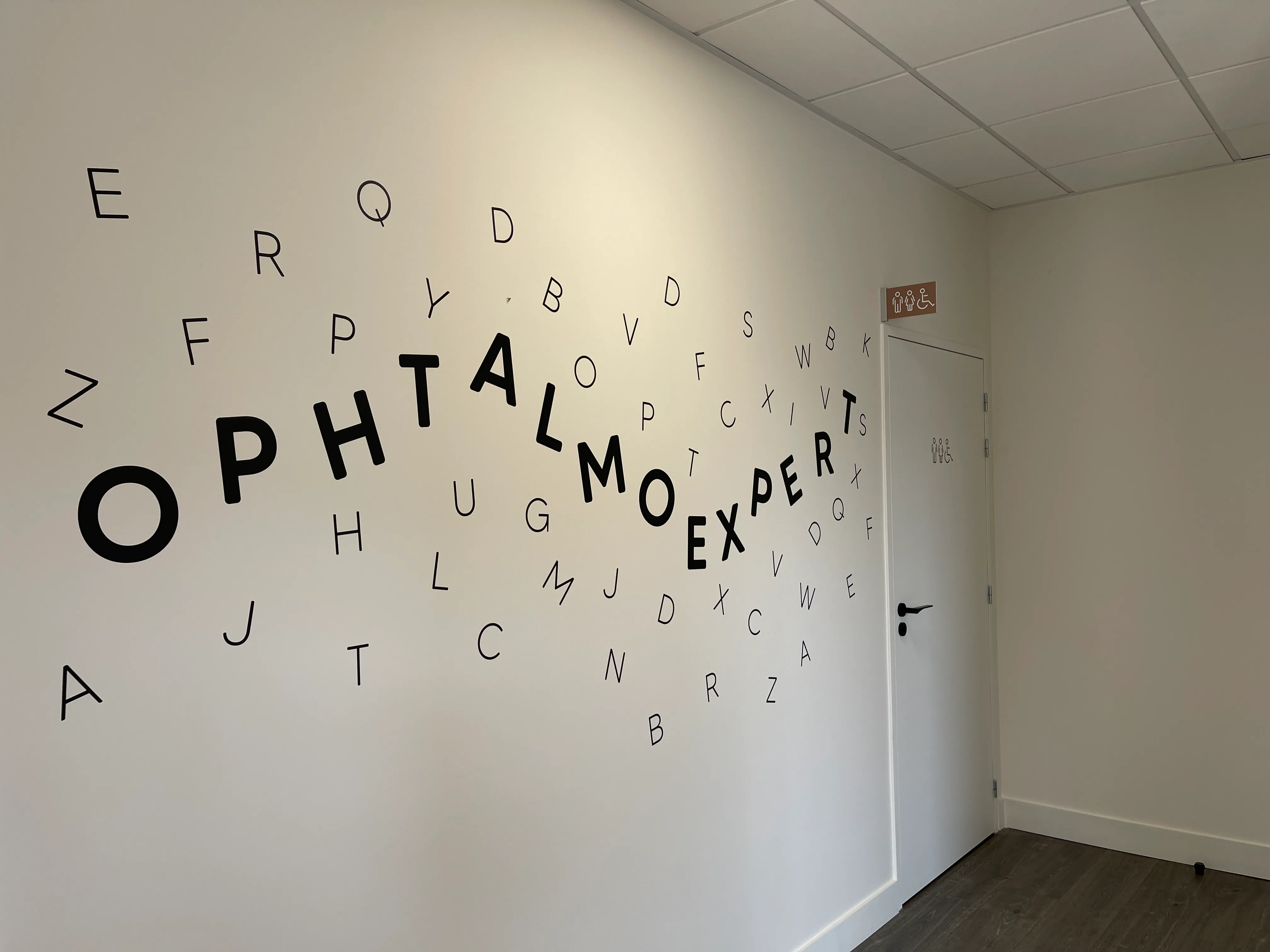 Papier peint personnalisé façon test de vue, Ophtalmo Expert, Le Bouscat — réalisation PUBLI MENI