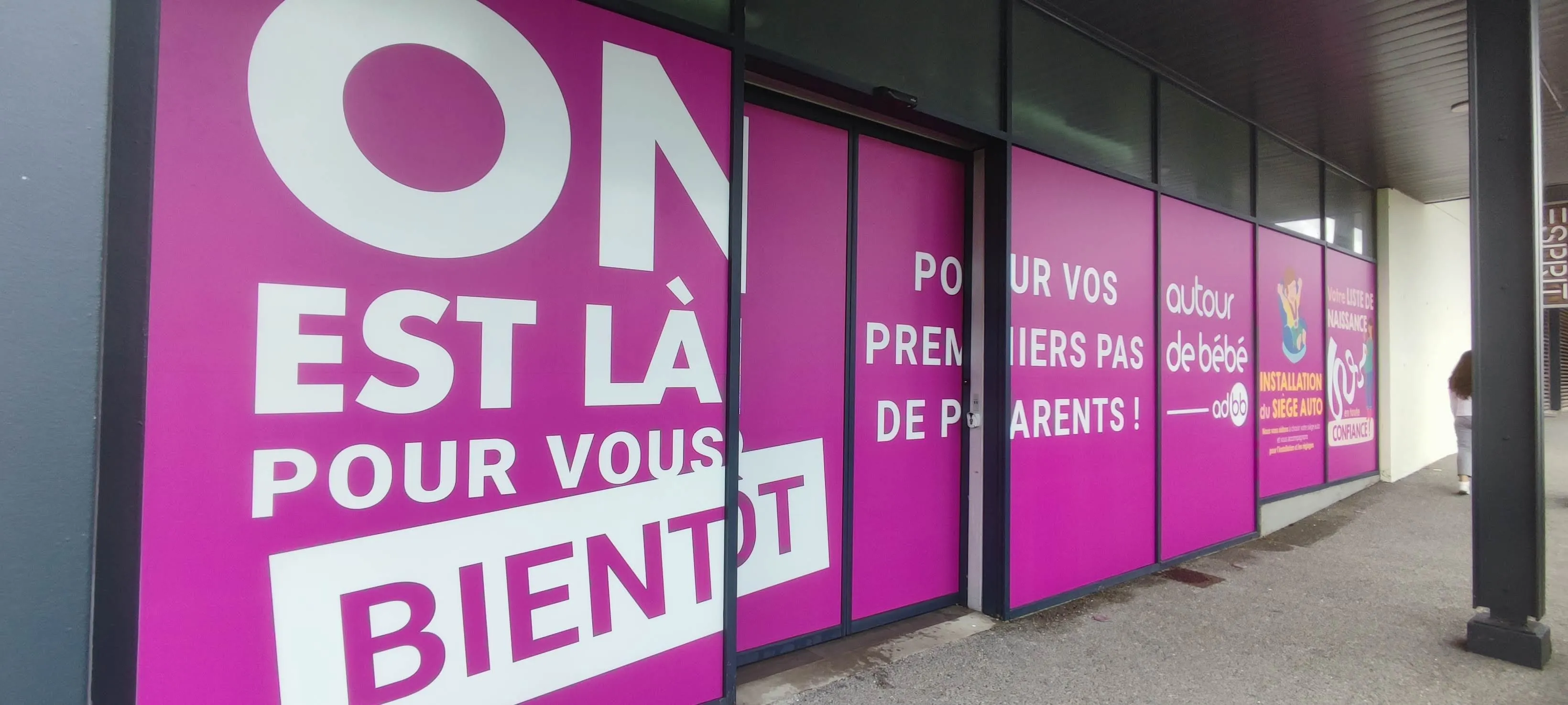 Vitrophanie provisoire campagne commerciale enseigne petite enfance