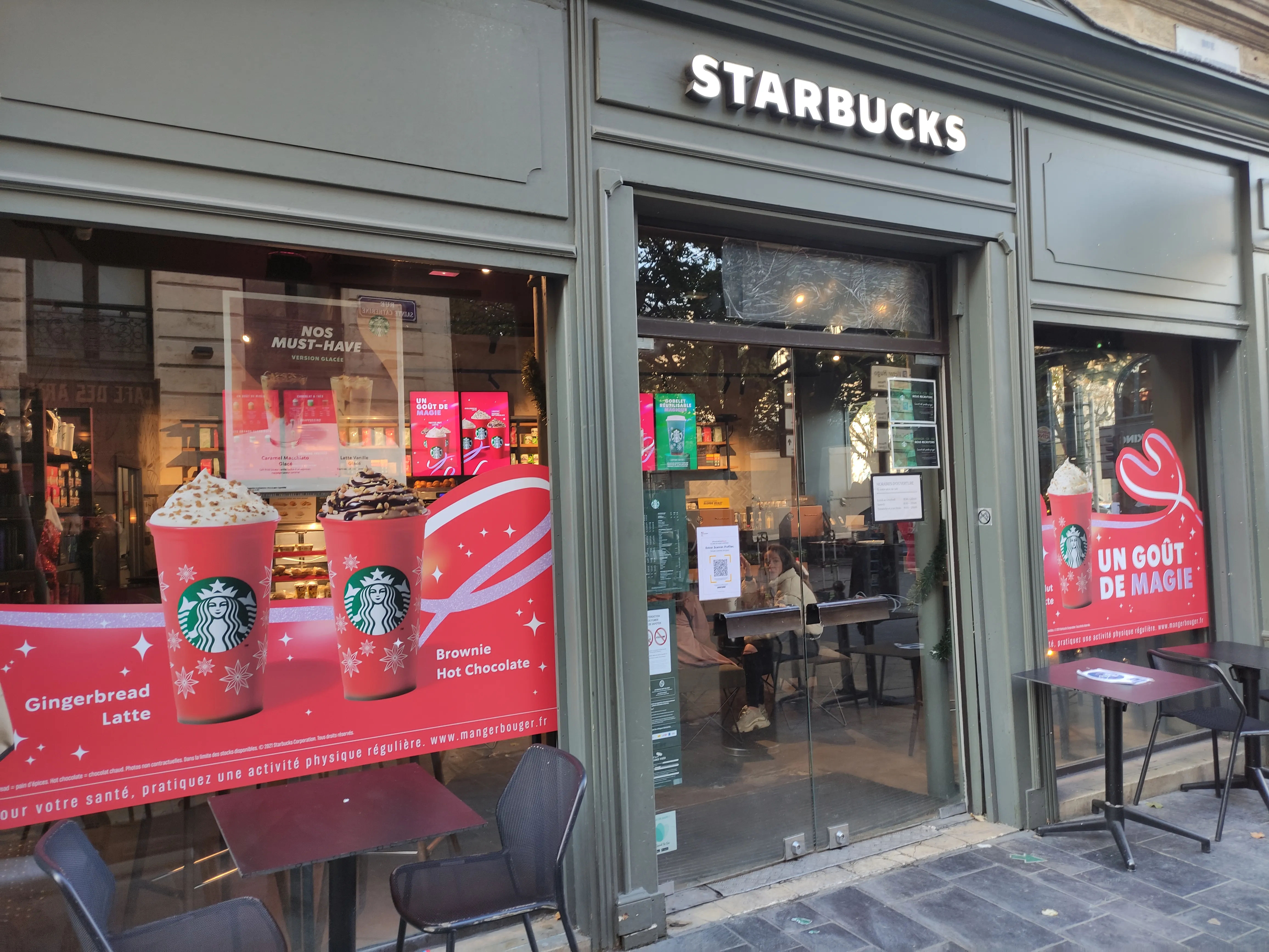 Vitrine éphémère campagne fêtes de fin d'année Starbucks Bordeaux