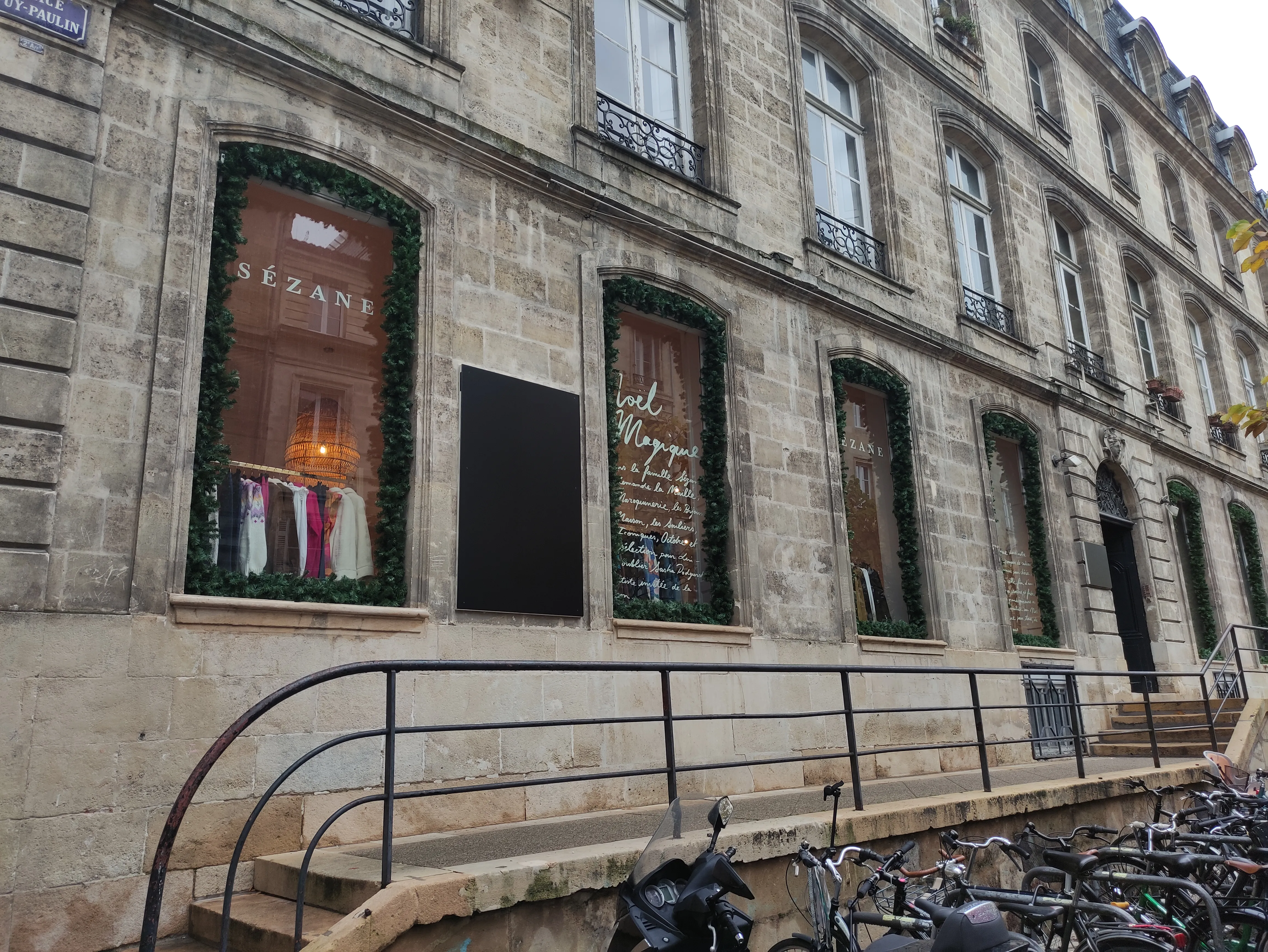 Lettrage adhésif Sézane sur vitrine à Bordeaux