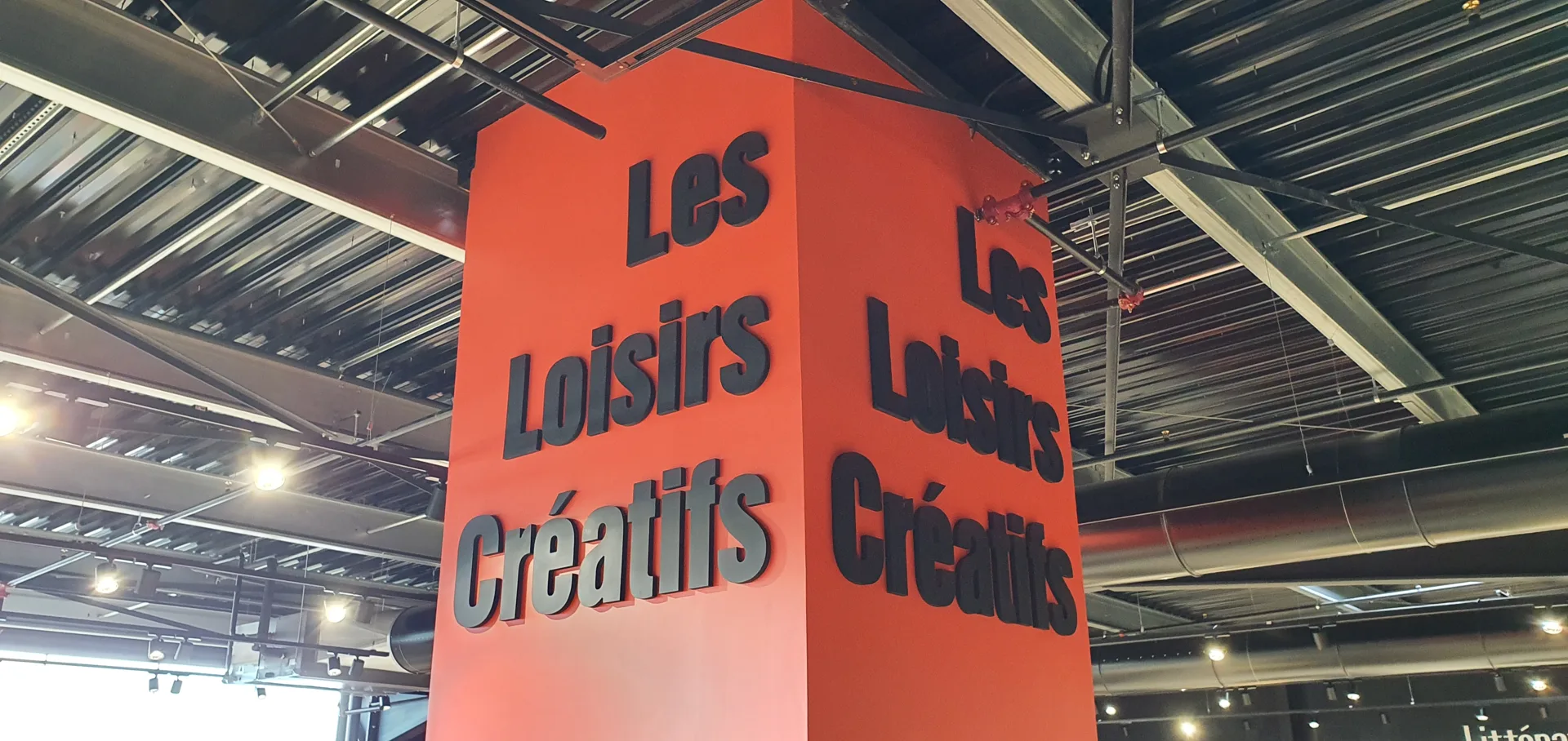 Lettres découpées en relief sur un pilier