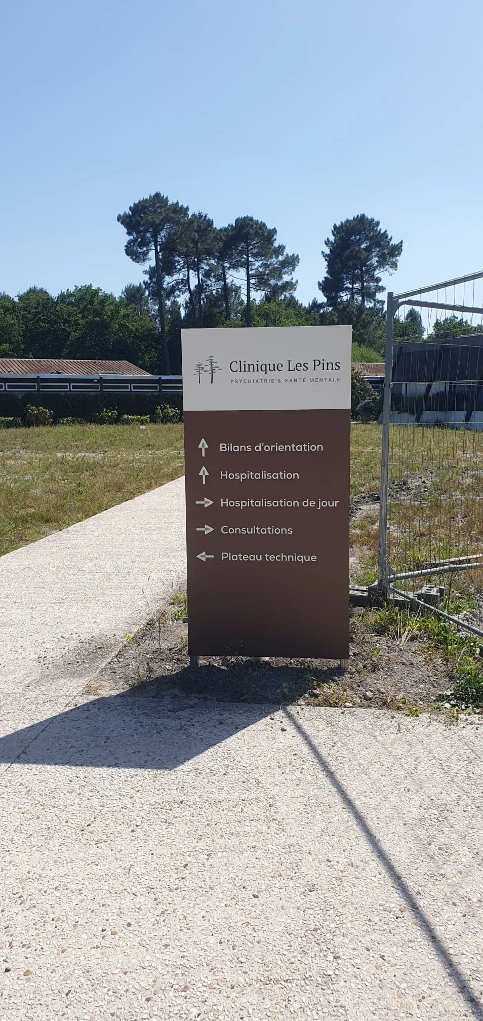 Totem signalétique Clinique Les Pins - Pessac